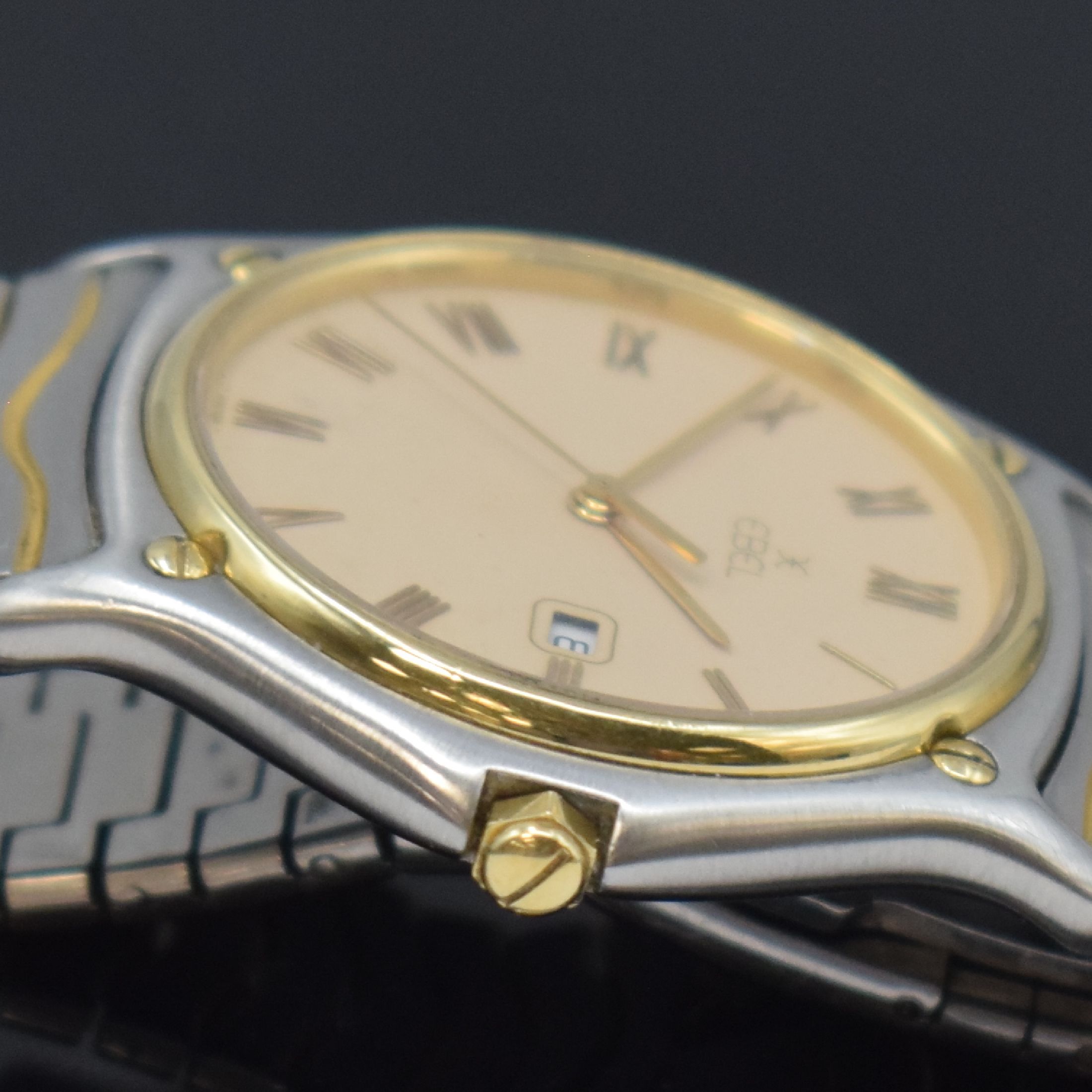 Detail d: EBEL Sport Classique Armbanduhr Referenz 183903, Schweiz um 1990, quarz, Edelstahl u. Gold komb., Gliederband m. Faltschl., Boden gegen Lünette ...
