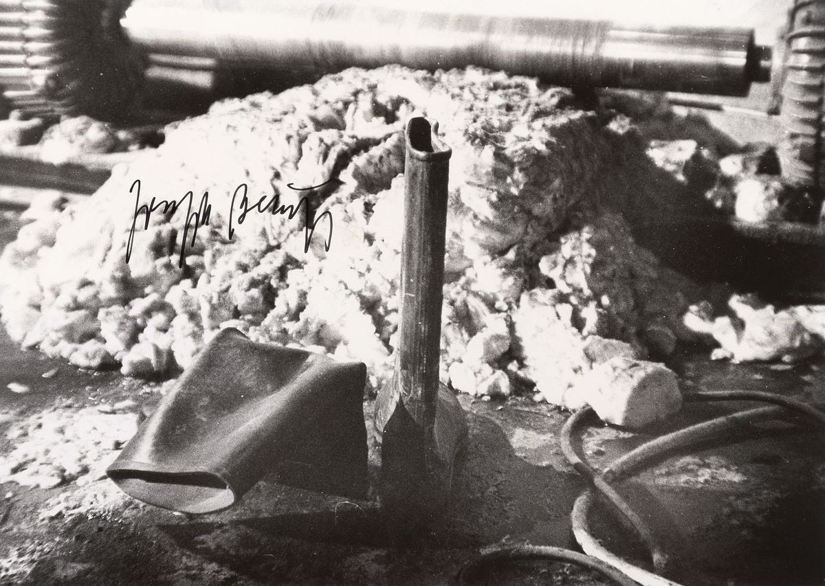 Josef Beuys, 19251 - 1986, Fotografie, Technik: Gelatinesilberabzug, handsigniert, rückseitig nummeriert 30/36, aus 1975, Hrsg. Edition Edmund ...