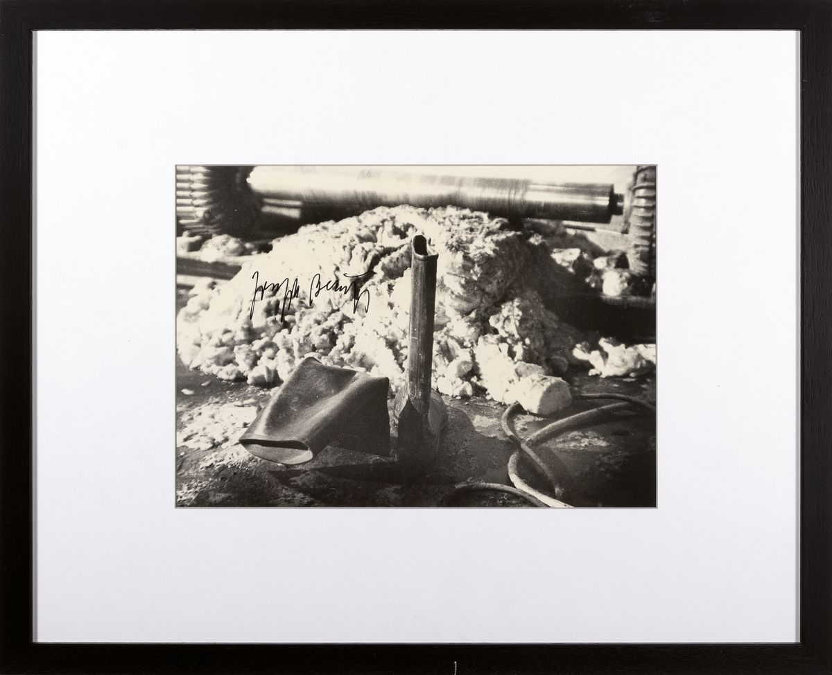 Detail k: Josef Beuys, 19251 - 1986, Fotografie, Technik: Gelatinesilberabzug, handsigniert, rückseitig nummeriert 30/36, aus 1975, Hrsg. Edition Edmund ...