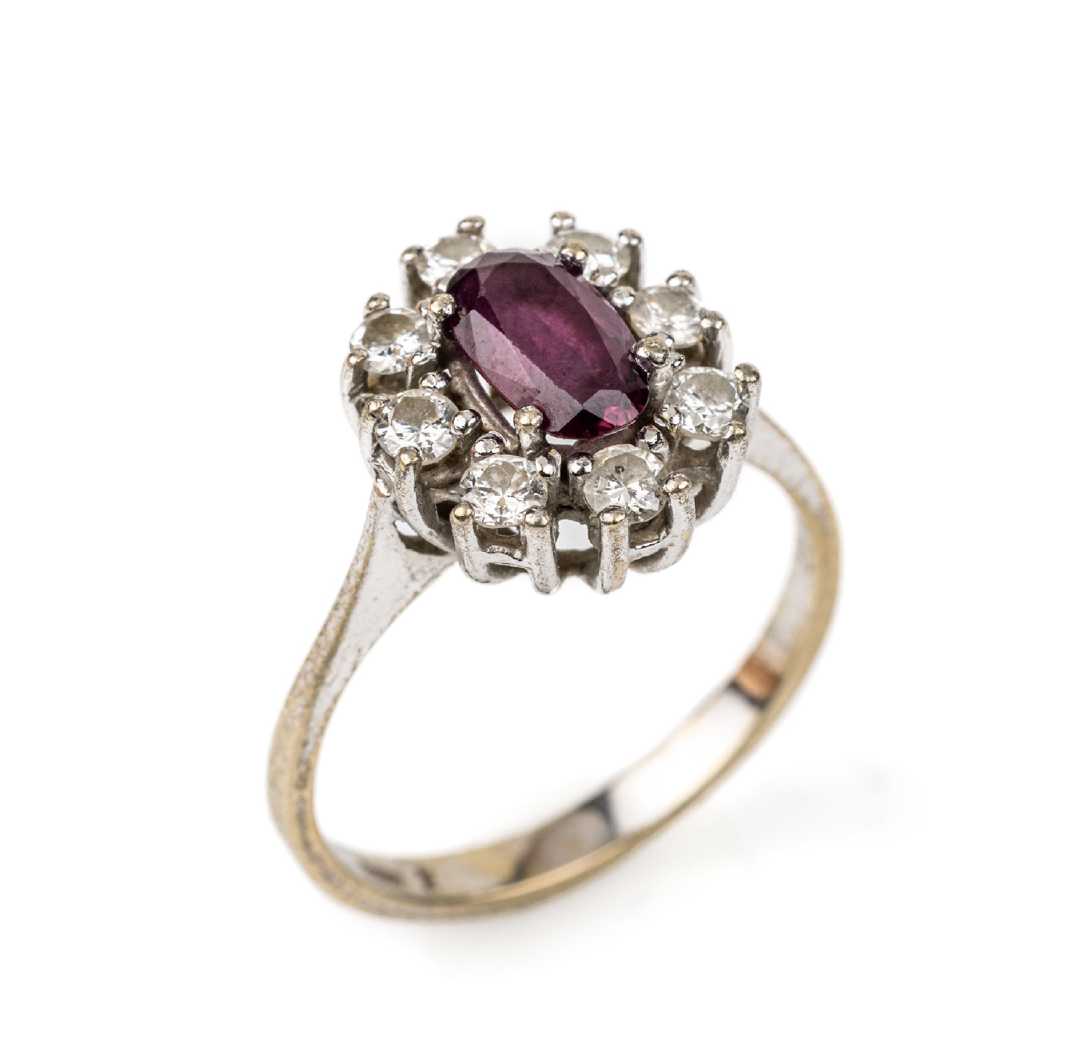 14 kt Gold Rubin-Brillant-Ring, WG 585/000,mittig ovalfacett. Rubin ca. 1.00 ct, umgeben von 8 Brillanten zus. ca. 0.40 ct Weiß/p, RW 54, ca. 3.1 g