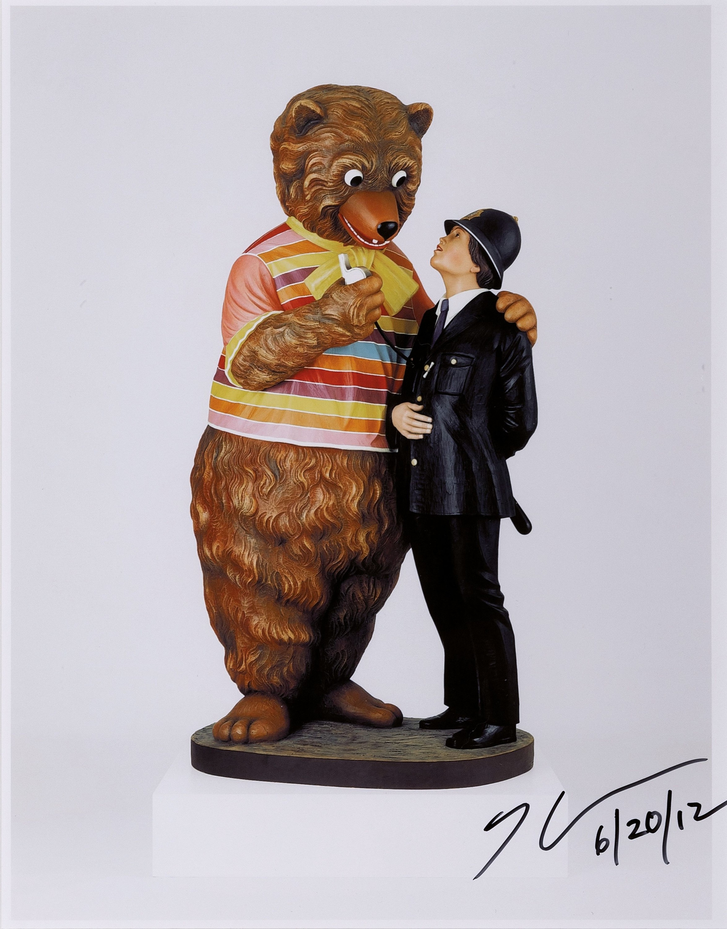 Jeff Koons, geb. 1955, "Bear and Policeman" , Digitaler Fotoabzug, handsign., dat. unter Plexiglas gerahmt, PP, Blatt ca. 26x20,5 cm, R. ...