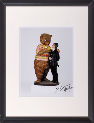 26662351k - Jeff Koons, born 1955, #"Bear and Policeman#",digital photo print, hand signed, dated framedunder Plexiglas, PP, sheet approx. 26x20.5 cm,R. 43x33 cm