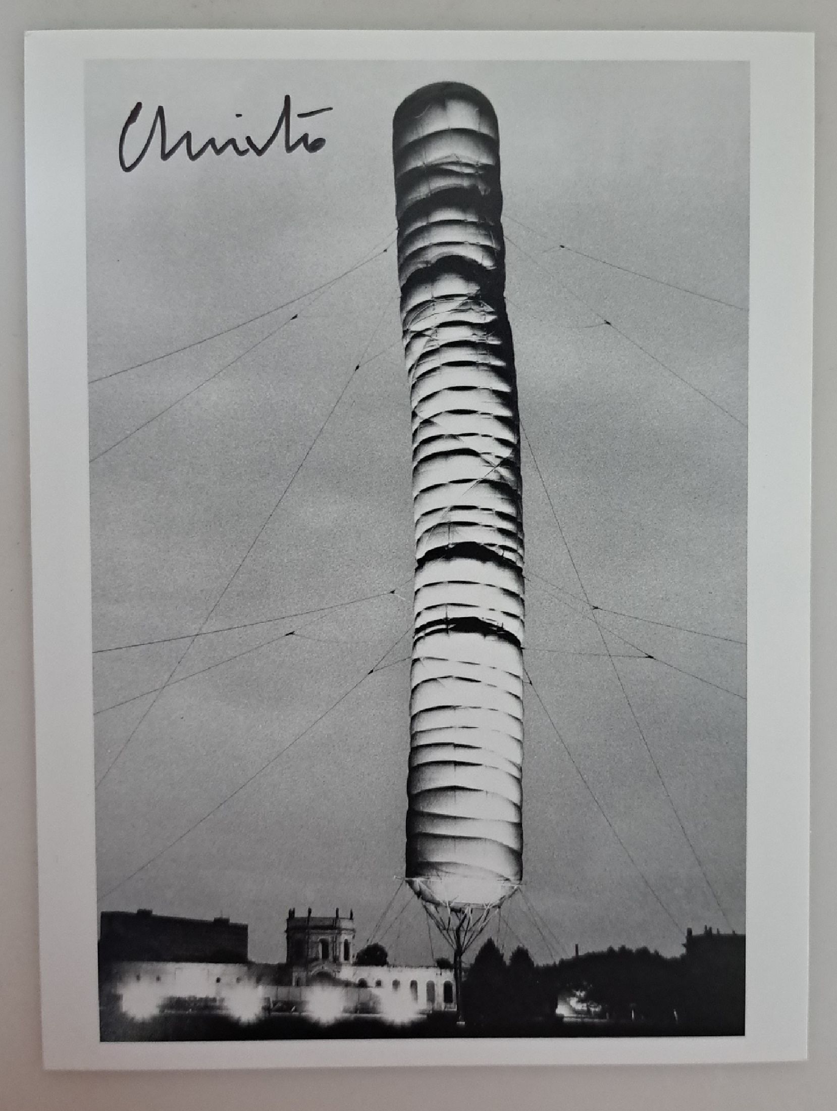 Detail b: Christo und Jean-Claude, Konvolut aus 3 Offsets aus drei verschiedenen Projekten, "Wall of Oil Barrels, Iron Curtain, Rue Visconti, Paris", ...