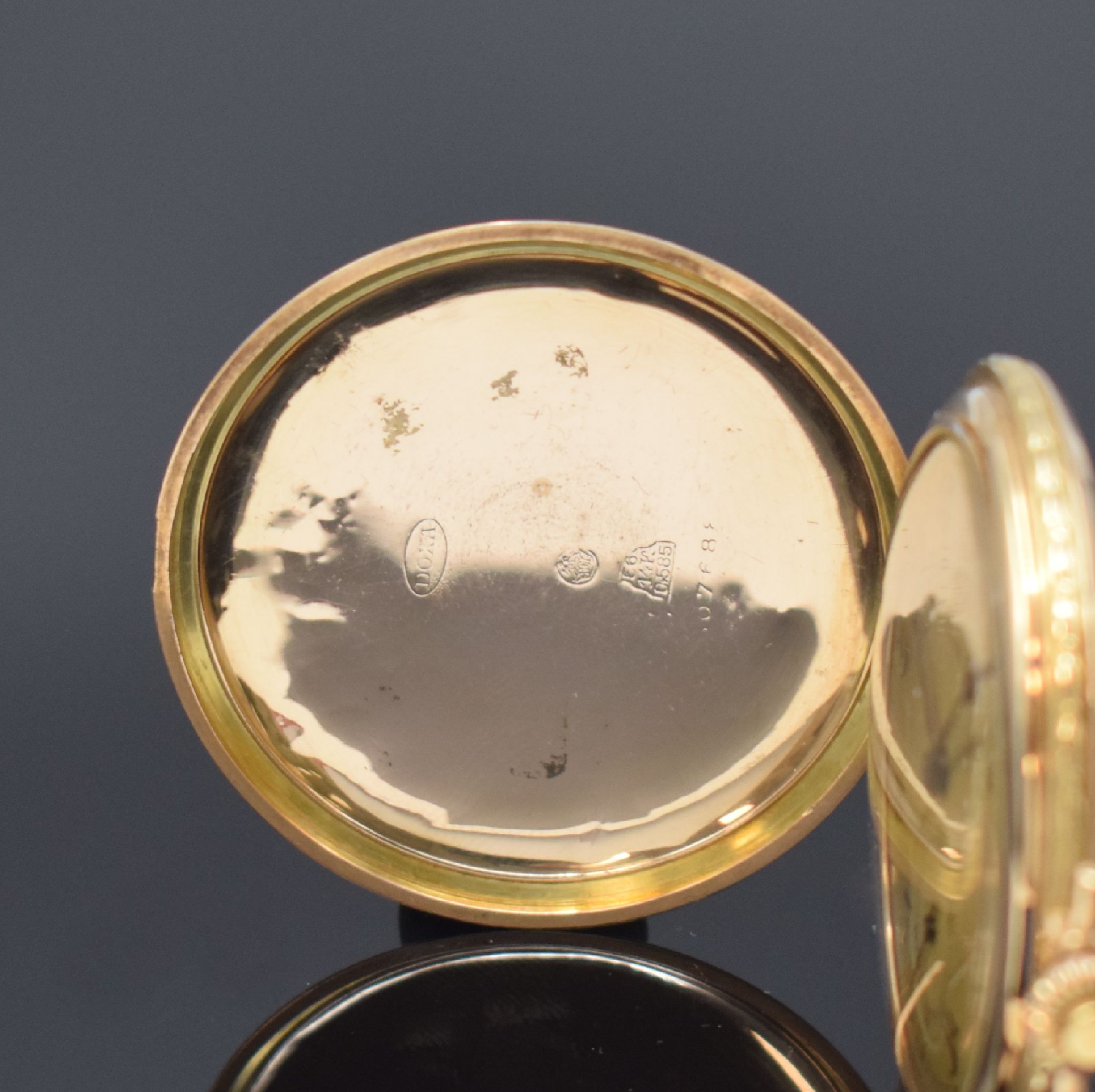 Detail a: DOXA Herrensavonette in GG 585/000, Schweiz um 1925, 3-Deckel Goldgeh. dell., Sprung- u. Rückdeckel m. Streifendekor, Geh.-Rand grav., Cuvette m. ...