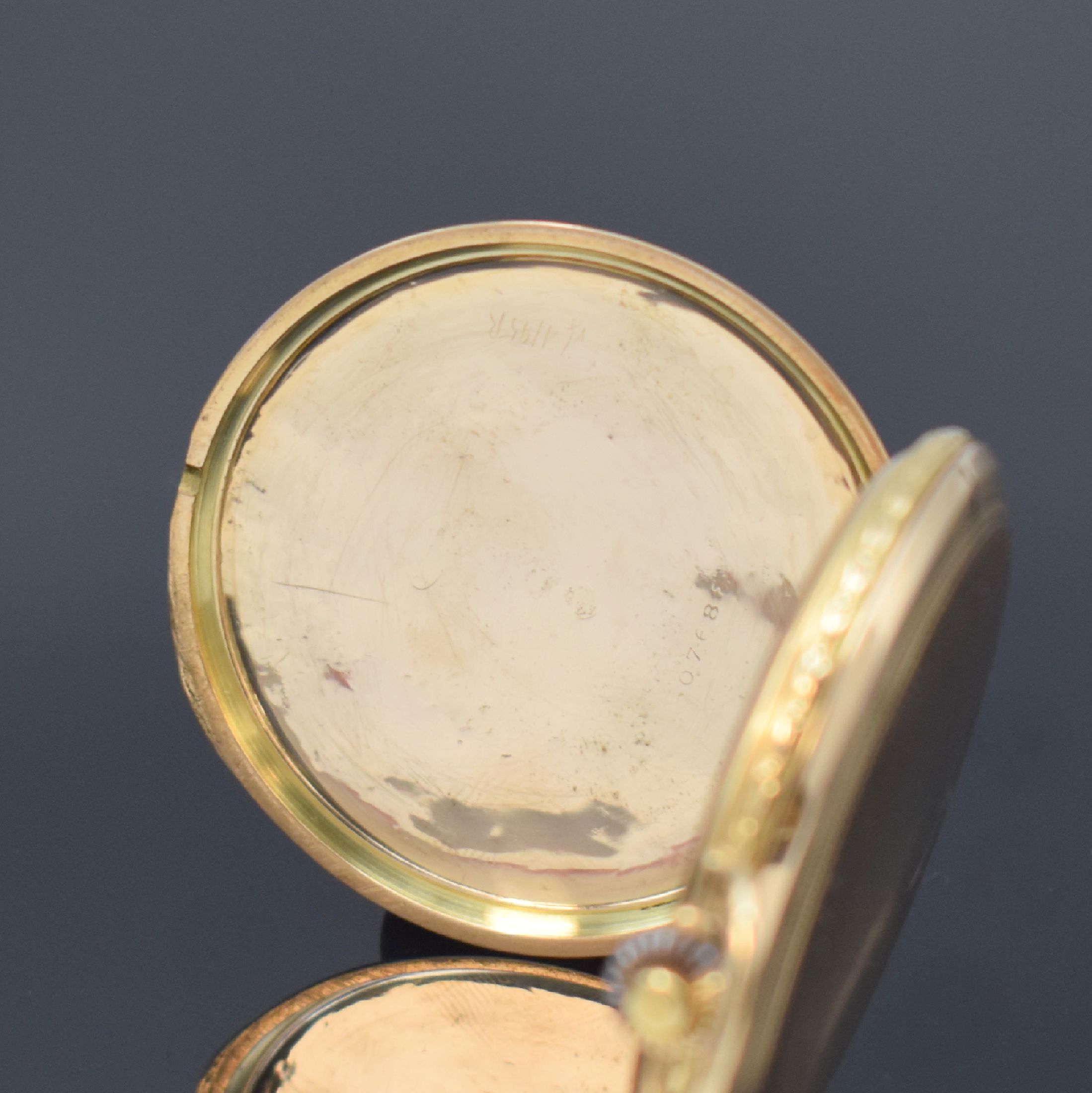 Detail d: DOXA Herrensavonette in GG 585/000, Schweiz um 1925, 3-Deckel Goldgeh. dell., Sprung- u. Rückdeckel m. Streifendekor, Geh.-Rand grav., Cuvette m. ...