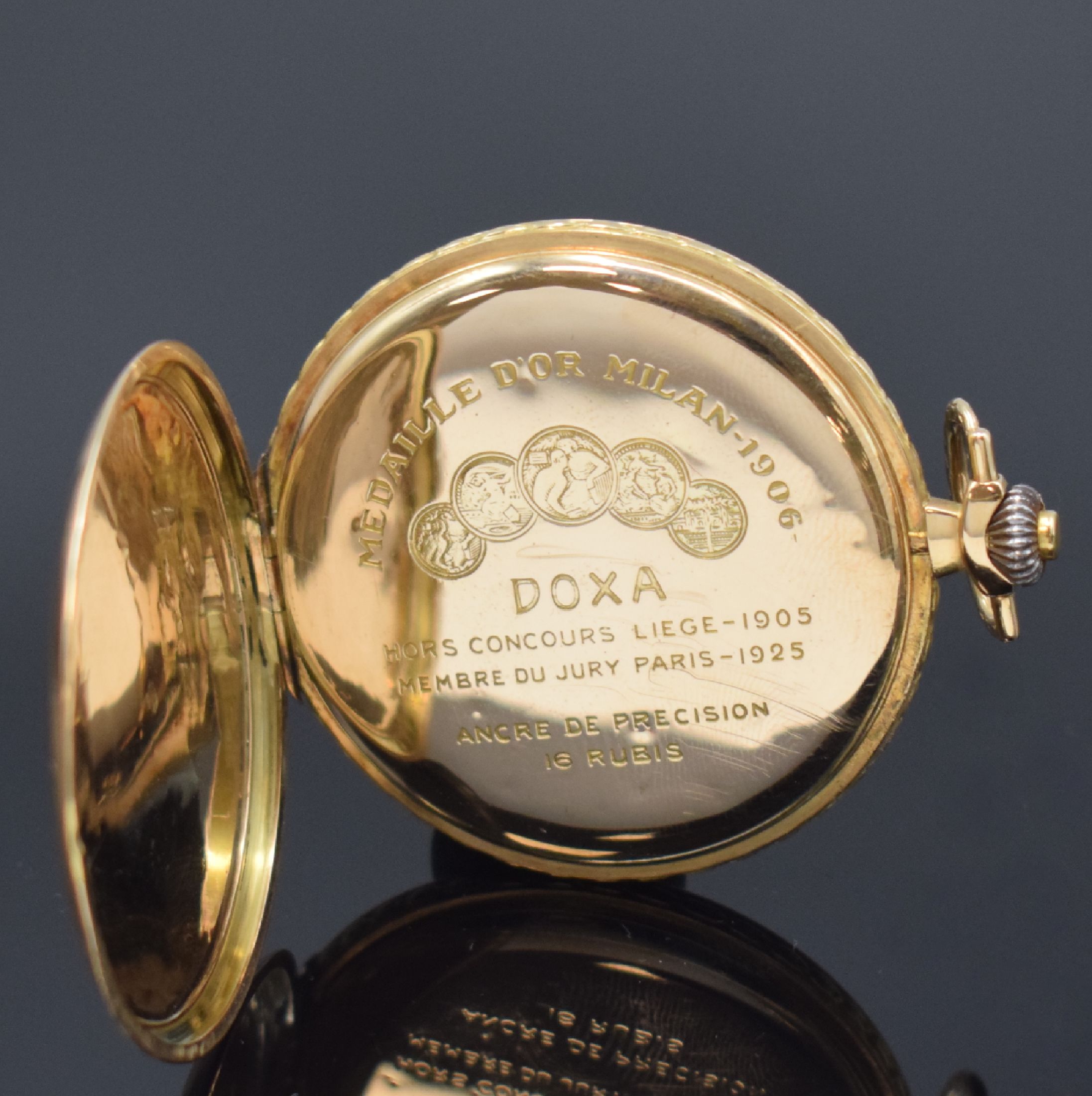 Detail e: DOXA Herrensavonette in GG 585/000, Schweiz um 1925, 3-Deckel Goldgeh. dell., Sprung- u. Rückdeckel m. Streifendekor, Geh.-Rand grav., Cuvette m. ...