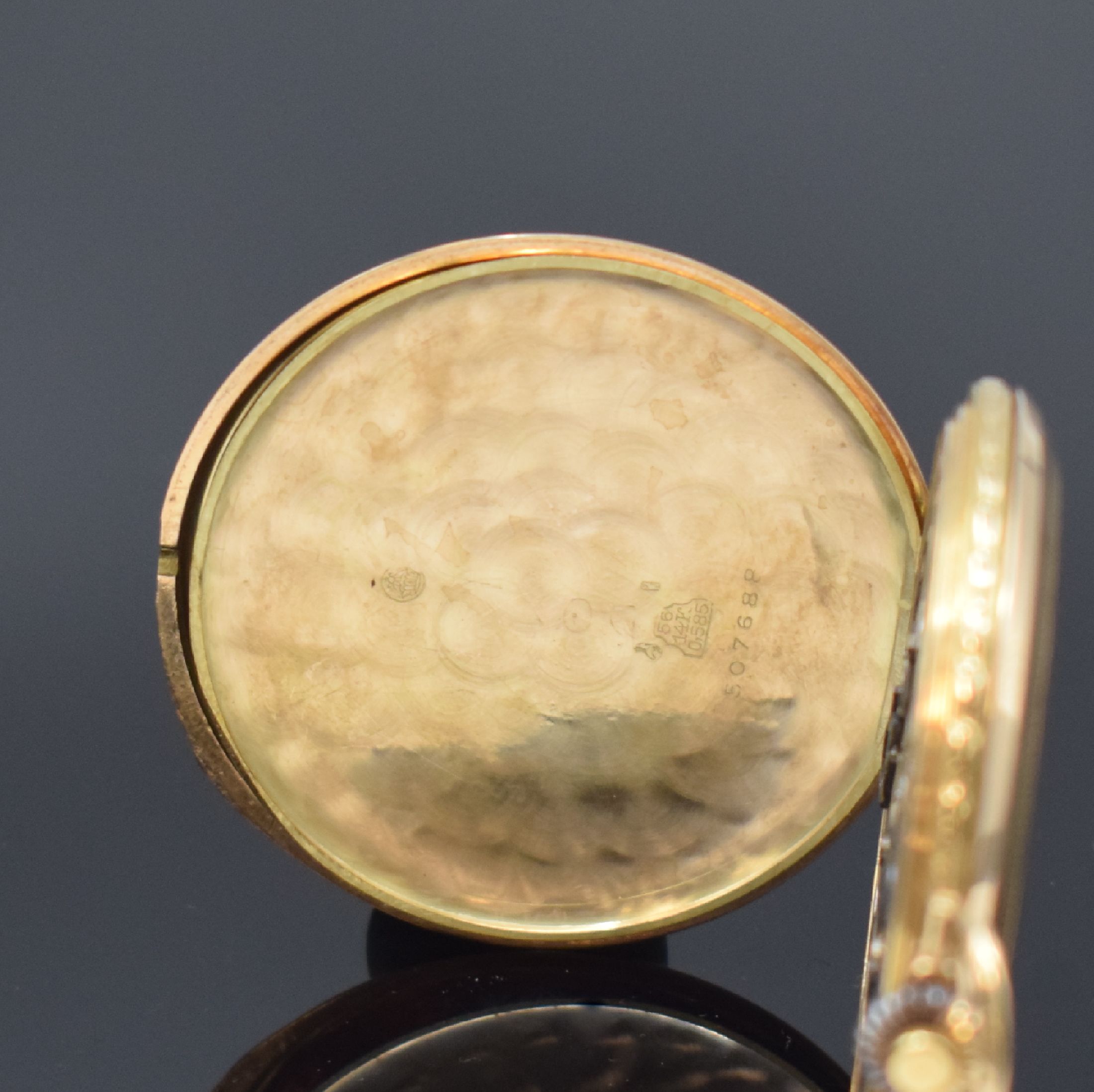 Detail f: DOXA Herrensavonette in GG 585/000, Schweiz um 1925, 3-Deckel Goldgeh. dell., Sprung- u. Rückdeckel m. Streifendekor, Geh.-Rand grav., Cuvette m. ...