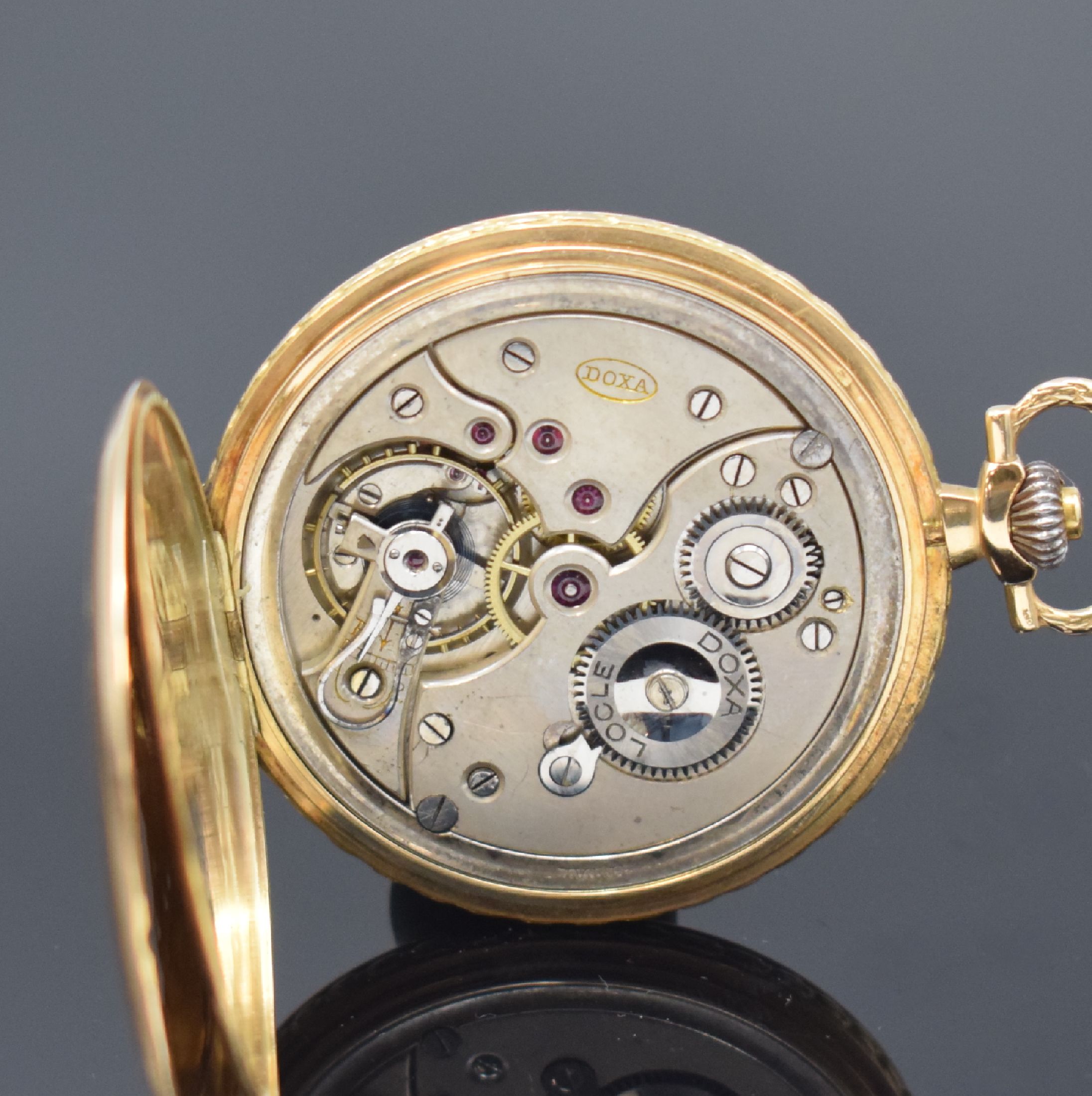 Detail g: DOXA Herrensavonette in GG 585/000, Schweiz um 1925, 3-Deckel Goldgeh. dell., Sprung- u. Rückdeckel m. Streifendekor, Geh.-Rand grav., Cuvette m. ...