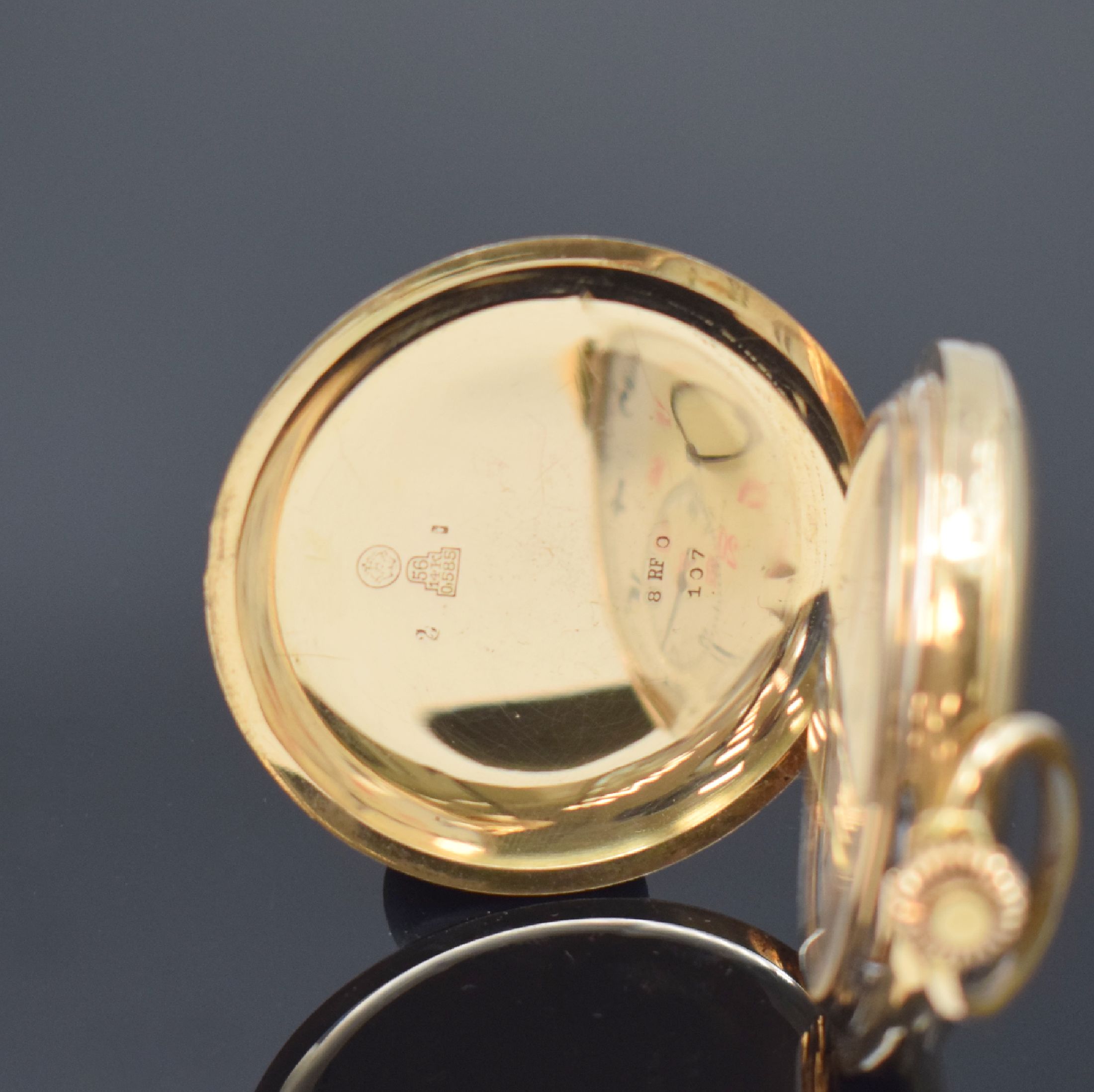Detail a: Herrensavonette in GG 585/000, Schweiz um 1910, 3-Deckel Goldgeh. dell., guill. Sprung- u. Rückdeckel, Emailzifferbl. m. arab. Zahlen, 24h-Anzeige ...