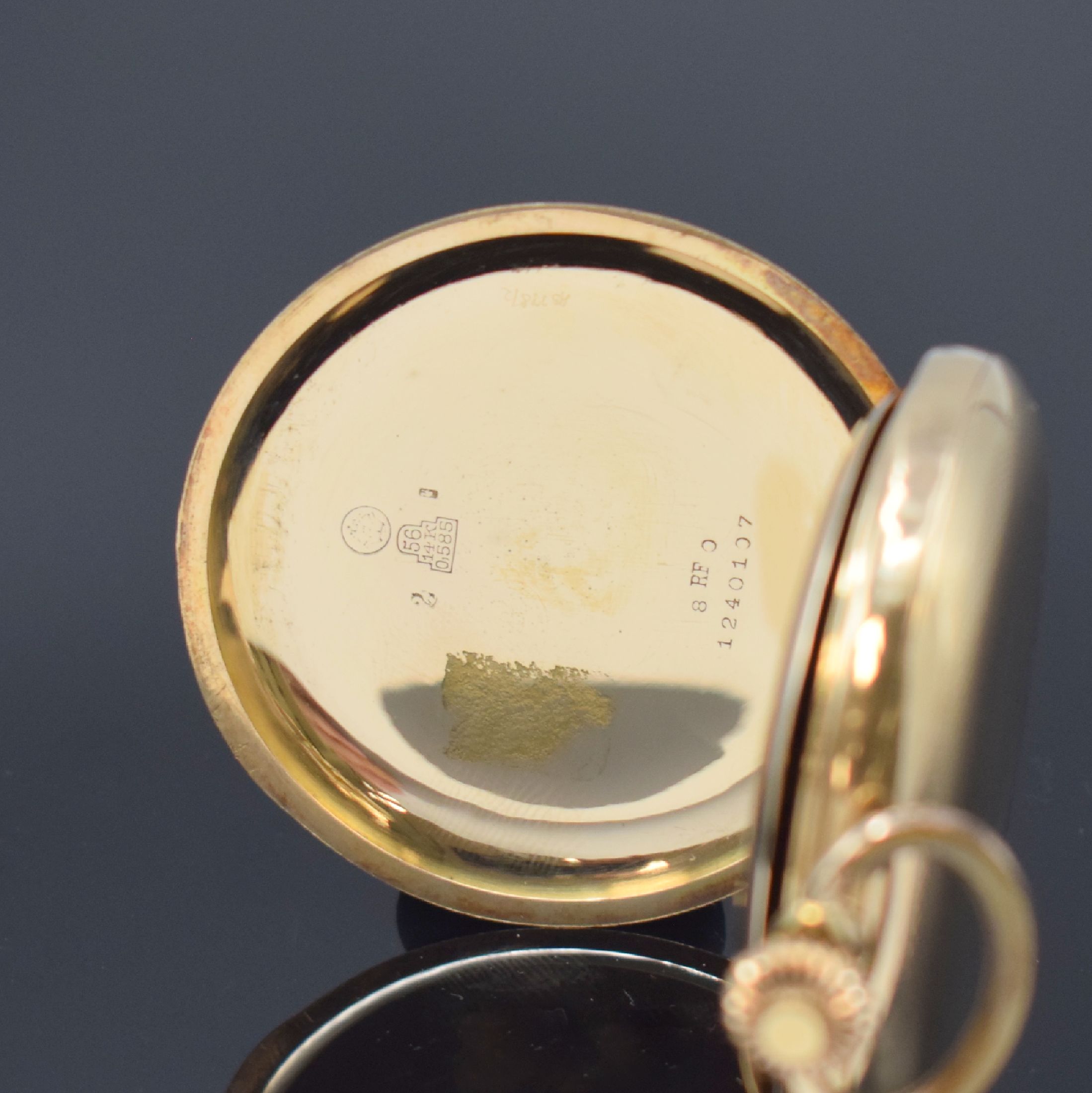 Detail d: Herrensavonette in GG 585/000, Schweiz um 1910, 3-Deckel Goldgeh. dell., guill. Sprung- u. Rückdeckel, Emailzifferbl. m. arab. Zahlen, 24h-Anzeige ...