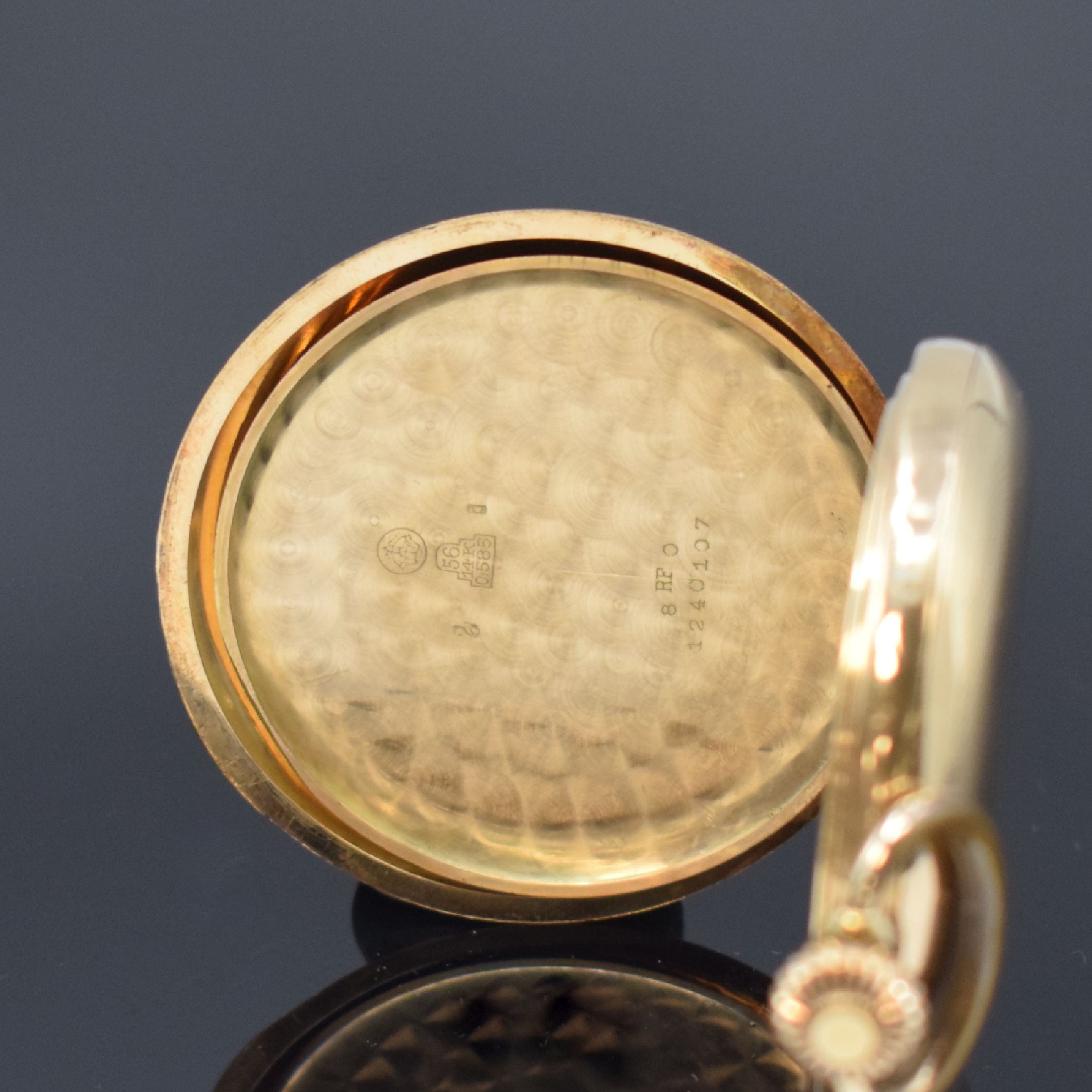 Detail f: Herrensavonette in GG 585/000, Schweiz um 1910, 3-Deckel Goldgeh. dell., guill. Sprung- u. Rückdeckel, Emailzifferbl. m. arab. Zahlen, 24h-Anzeige ...