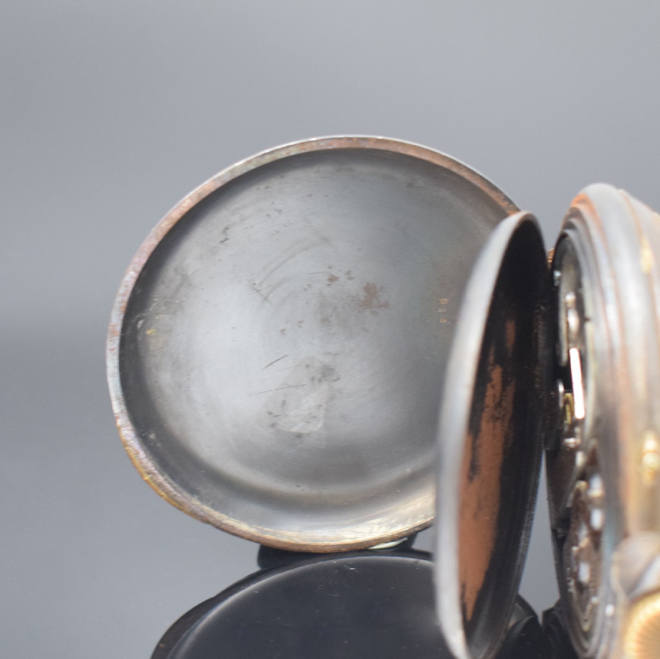 Detail b: Große offene Taschenuhr mit Vollkalender und Mondphase, Schweiz um 1890, brüniertes Geh., Glasrand aufgedr., Emailzifferbl. m. röm. Zahlen ...