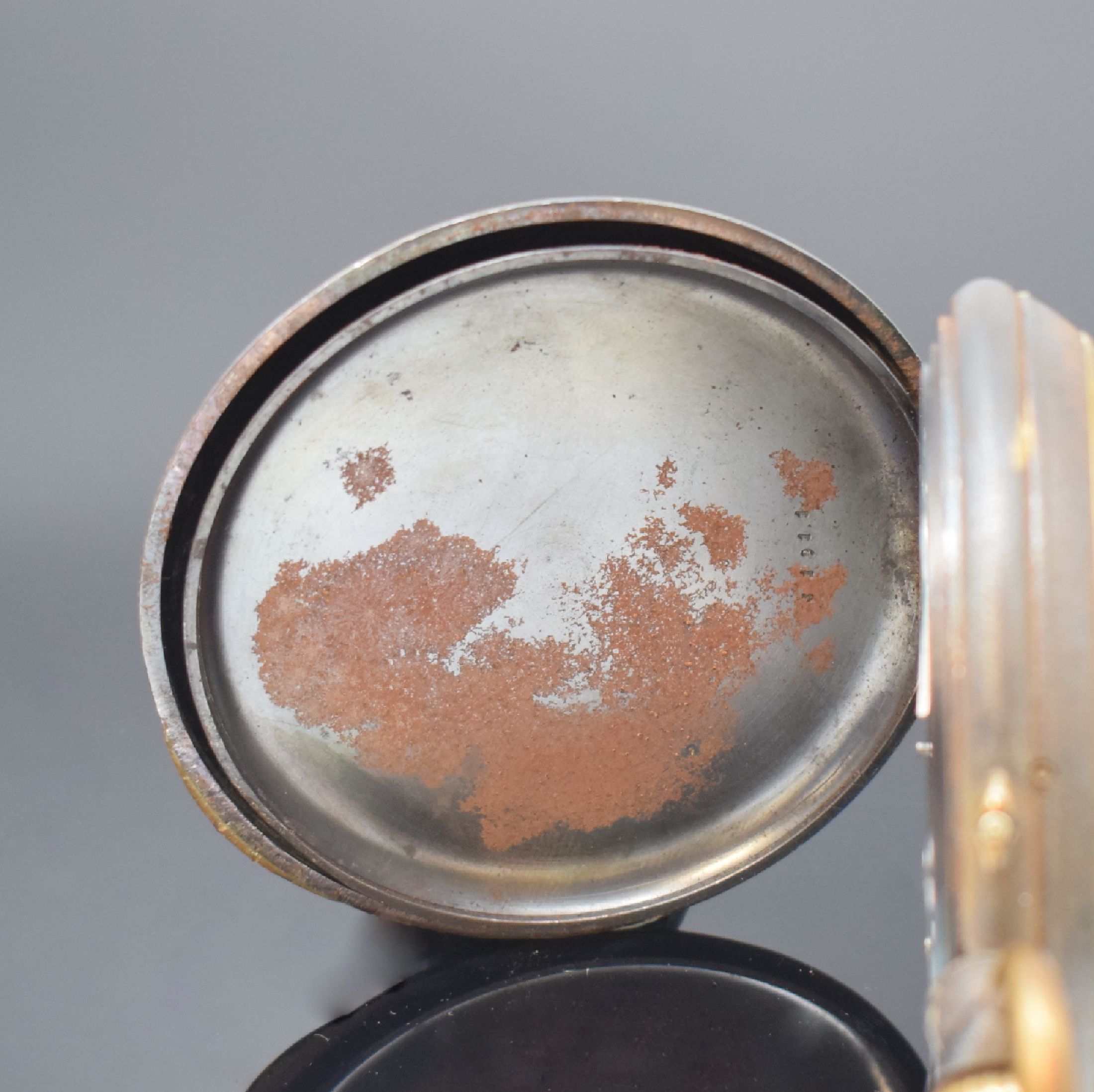 Detail d: Große offene Taschenuhr mit Vollkalender und Mondphase, Schweiz um 1890, brüniertes Geh., Glasrand aufgedr., Emailzifferbl. m. röm. Zahlen ...