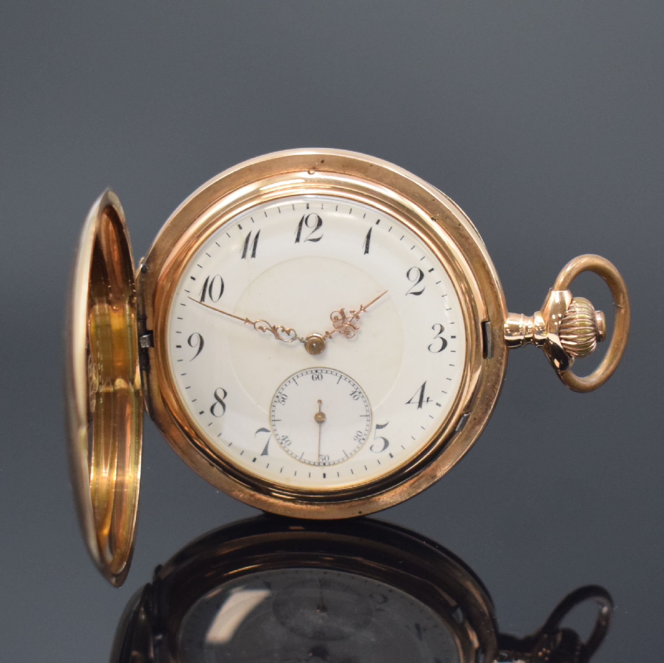 Herrensavonette in RG 585/000, Schweiz um 1910, guill. Sprung-(m. Monogrammspiegel) u. Rückdeckel, Metallcuvette, Emailzifferbl. riss., arab. ...