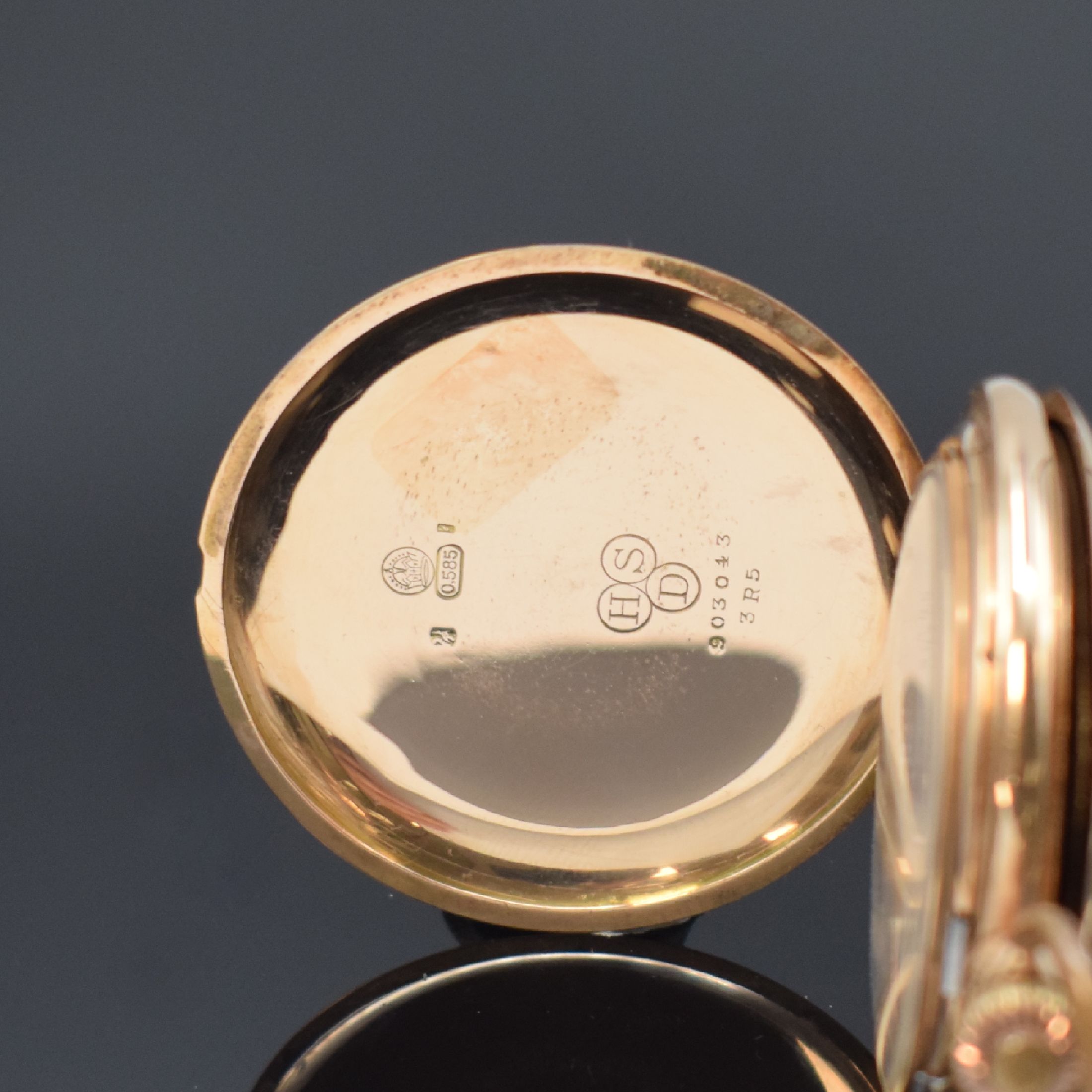 Detail a: Herrensavonette in RG 585/000, Schweiz um 1910, guill. Sprung-(m. Monogrammspiegel) u. Rückdeckel, Metallcuvette, Emailzifferbl. riss., arab. ...