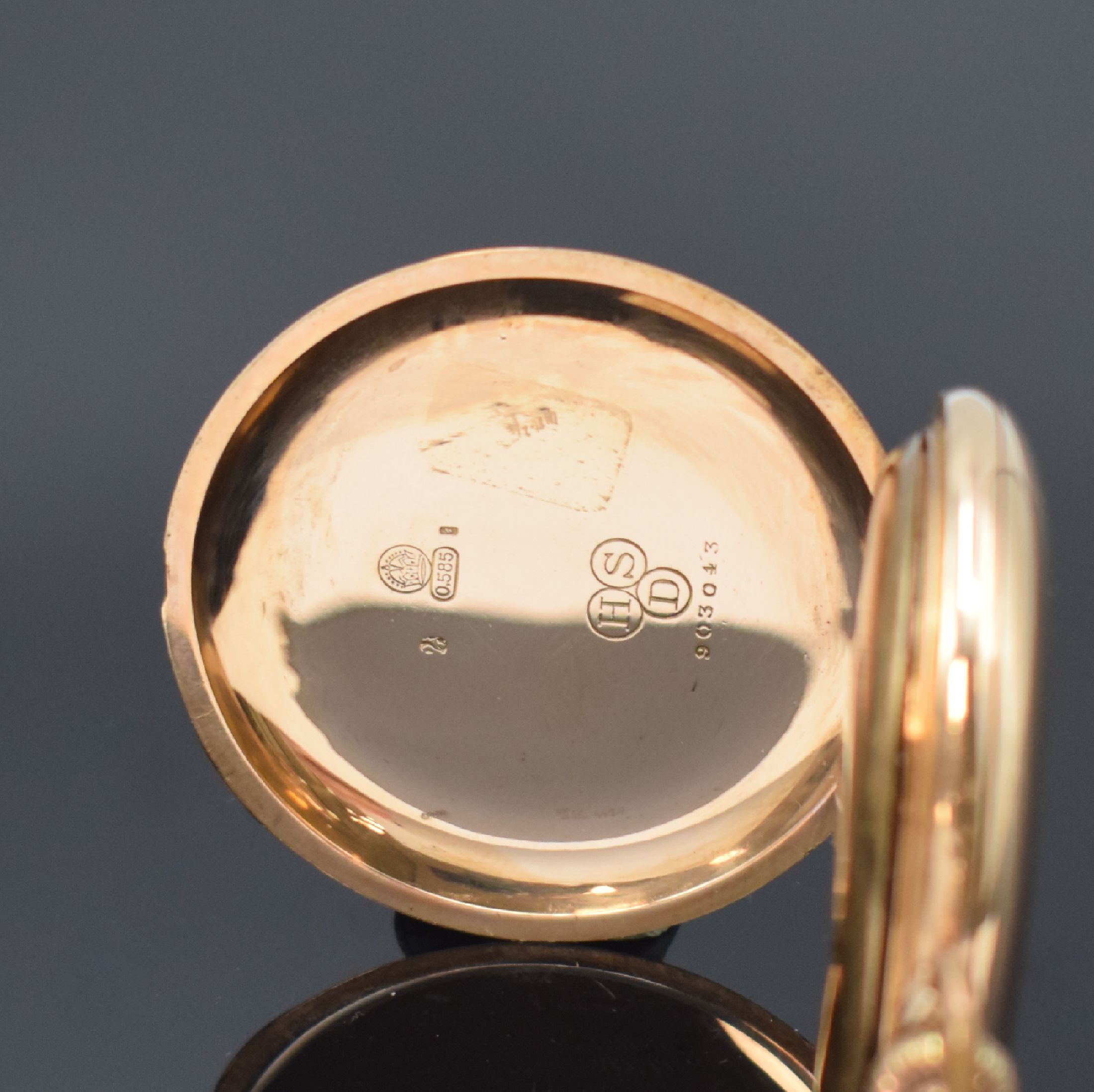 Detail d: Herrensavonette in RG 585/000, Schweiz um 1910, guill. Sprung-(m. Monogrammspiegel) u. Rückdeckel, Metallcuvette, Emailzifferbl. riss., arab. ...