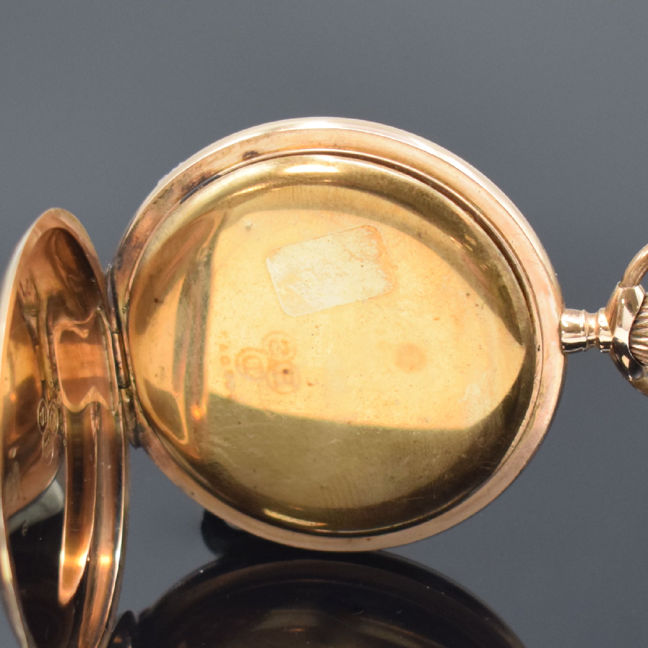 Detail e: Herrensavonette in RG 585/000, Schweiz um 1910, guill. Sprung-(m. Monogrammspiegel) u. Rückdeckel, Metallcuvette, Emailzifferbl. riss., arab. ...