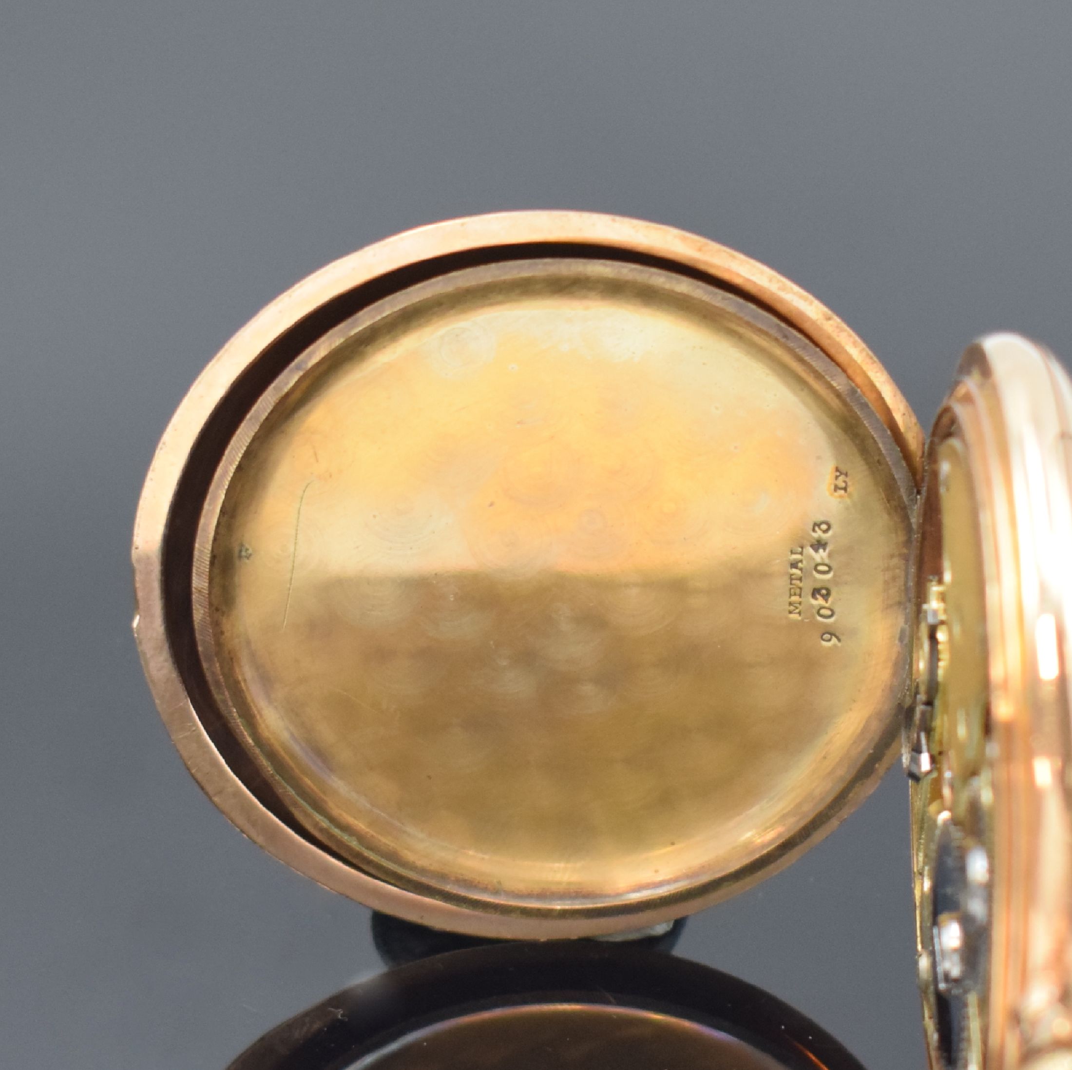 Detail f: Herrensavonette in RG 585/000, Schweiz um 1910, guill. Sprung-(m. Monogrammspiegel) u. Rückdeckel, Metallcuvette, Emailzifferbl. riss., arab. ...