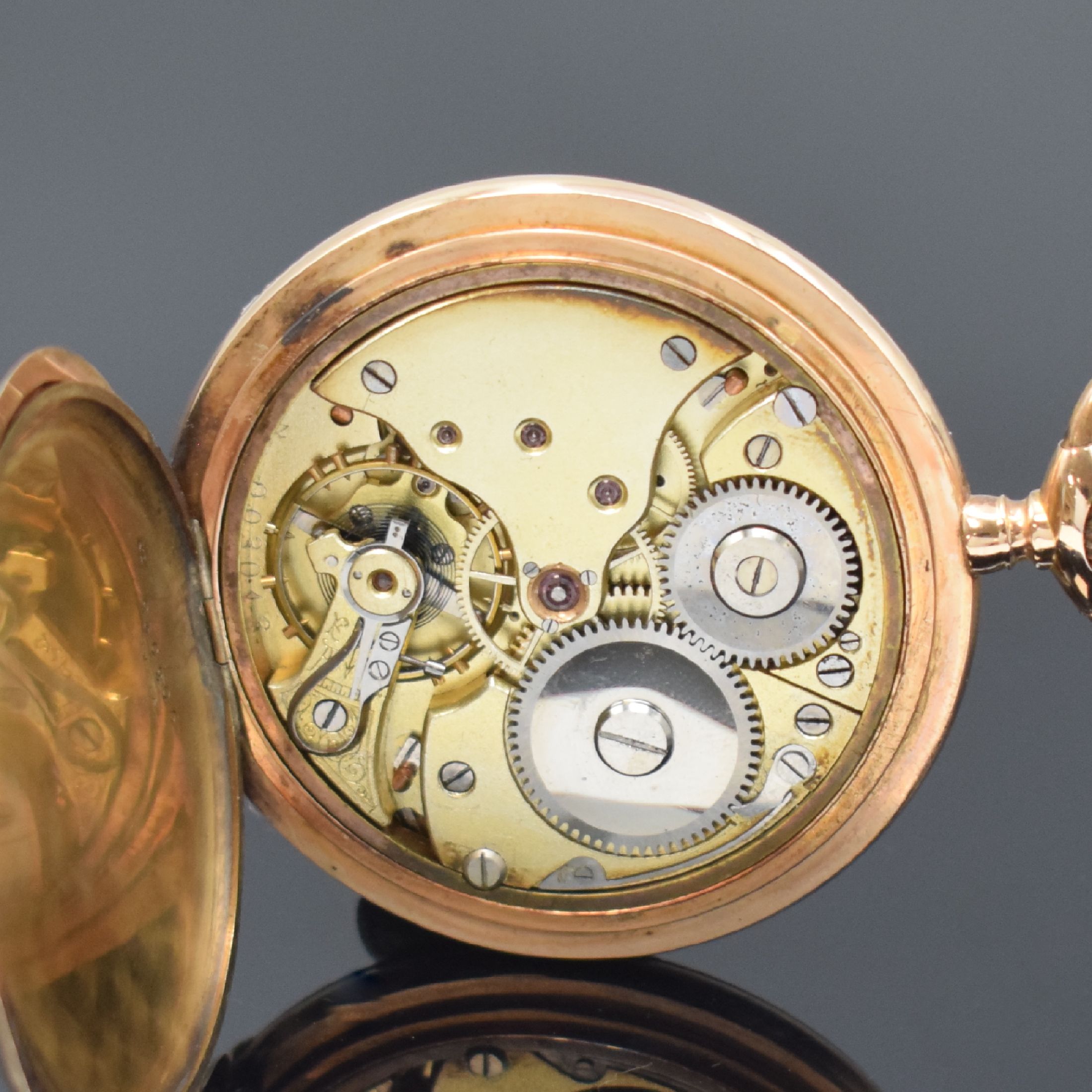 Detail g: Herrensavonette in RG 585/000, Schweiz um 1910, guill. Sprung-(m. Monogrammspiegel) u. Rückdeckel, Metallcuvette, Emailzifferbl. riss., arab. ...