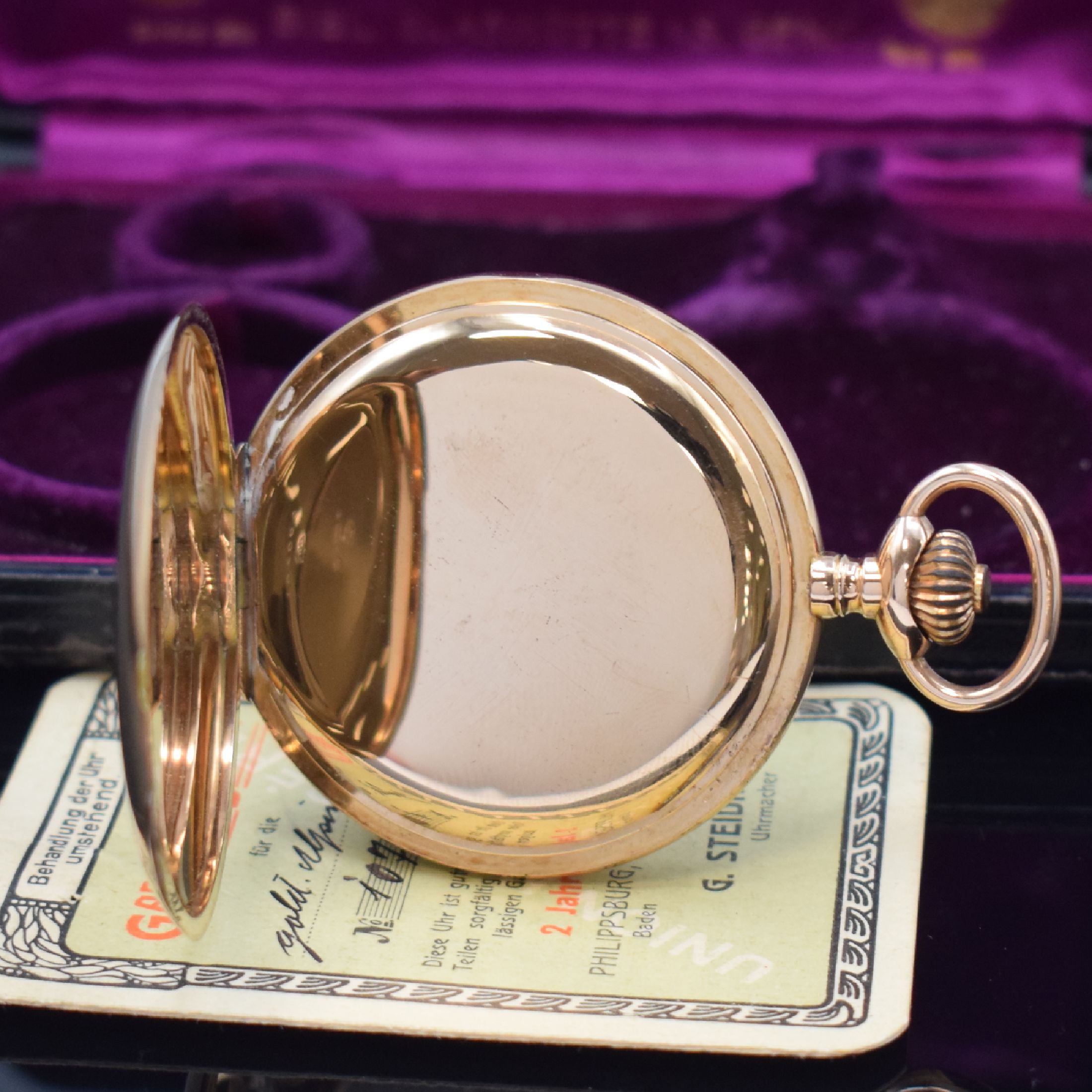 Detail d: ALPINA Precision Union Horologere Herrensavonette in RG 585/000 mit Garantieschein und Etui, Schweiz verk. lt. Schein 1912, glattes 3-Deckel Goldgeh. ...