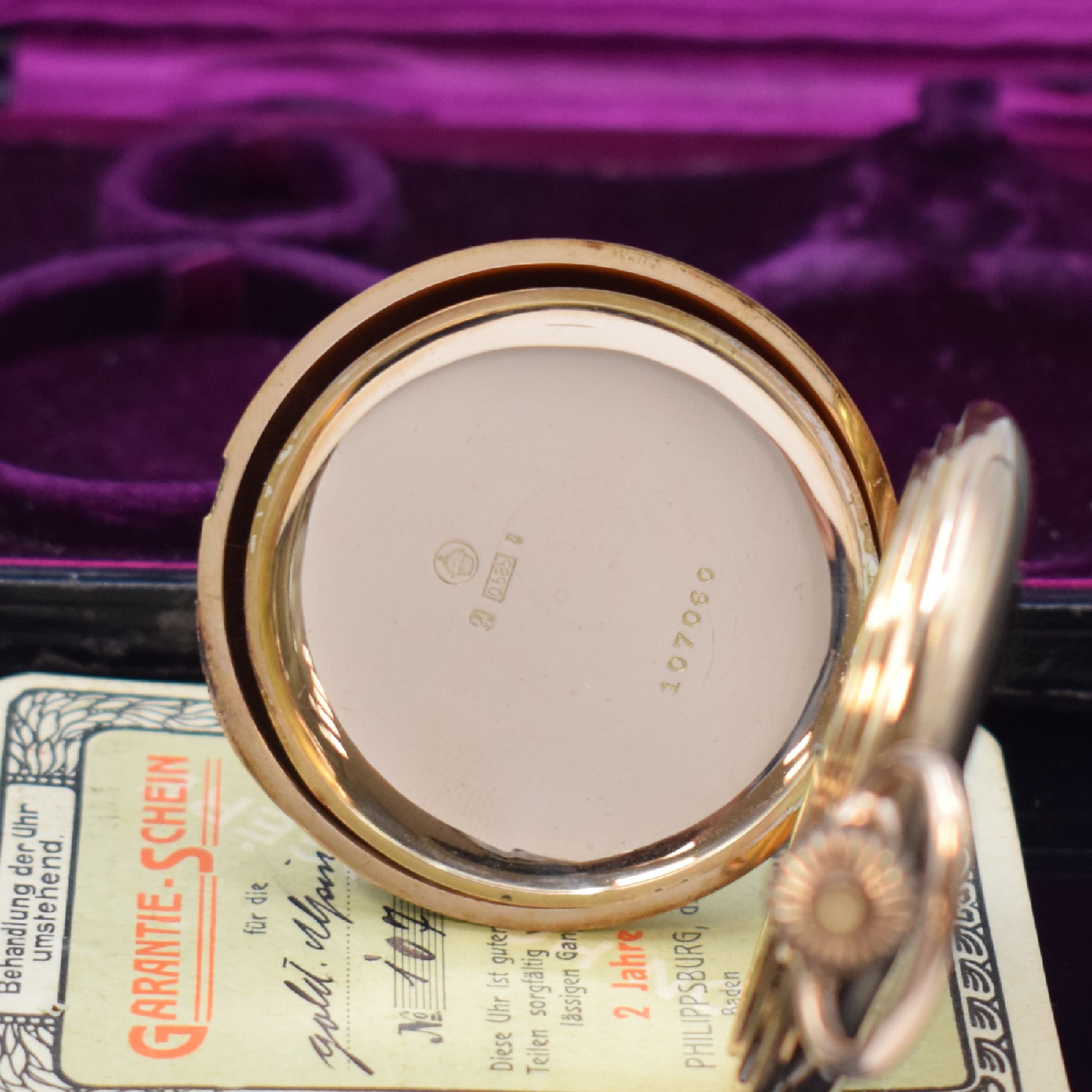 Detail e: ALPINA Precision Union Horologere Herrensavonette in RG 585/000 mit Garantieschein und Etui, Schweiz verk. lt. Schein 1912, glattes 3-Deckel Goldgeh. ...