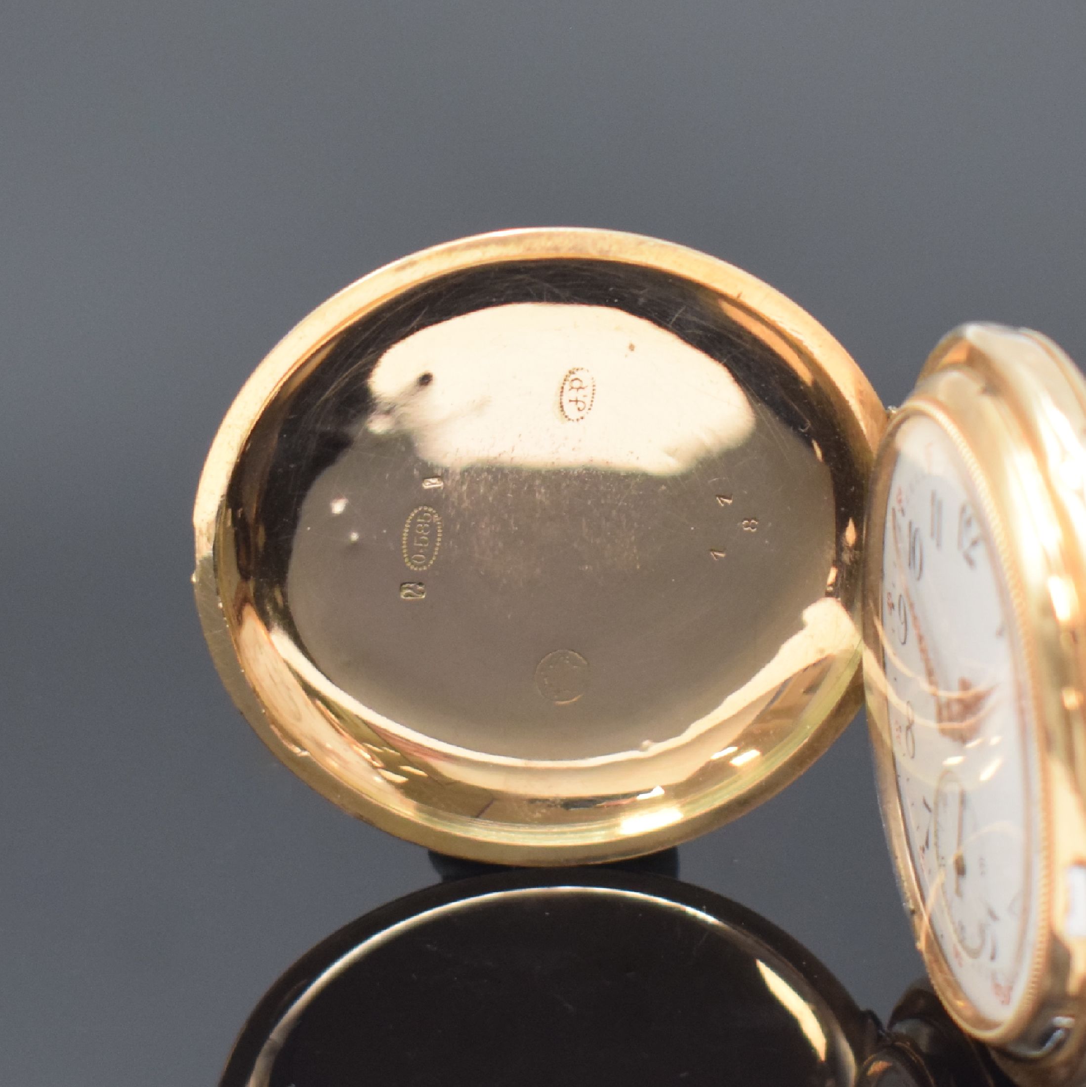 Detail a: Herrensavonette in RG 585/000, Schweiz um 1915, Geh. dell., guill. Sprung- (m. Monogrammspiegel) u. Rückdeckel, Metallcuvette, Emailzifferbl. m. ...