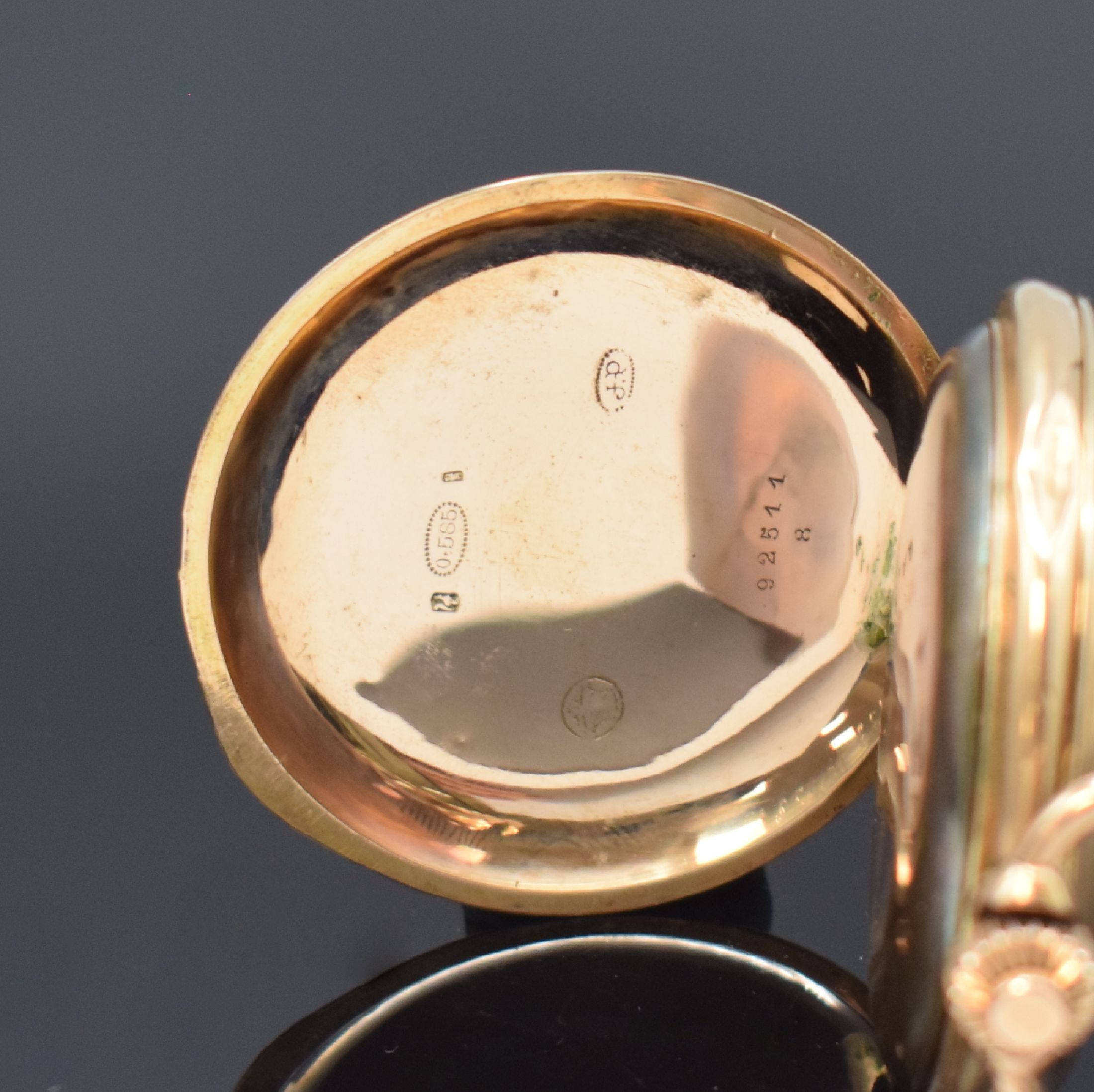 Detail d: Herrensavonette in RG 585/000, Schweiz um 1915, Geh. dell., guill. Sprung- (m. Monogrammspiegel) u. Rückdeckel, Metallcuvette, Emailzifferbl. m. ...