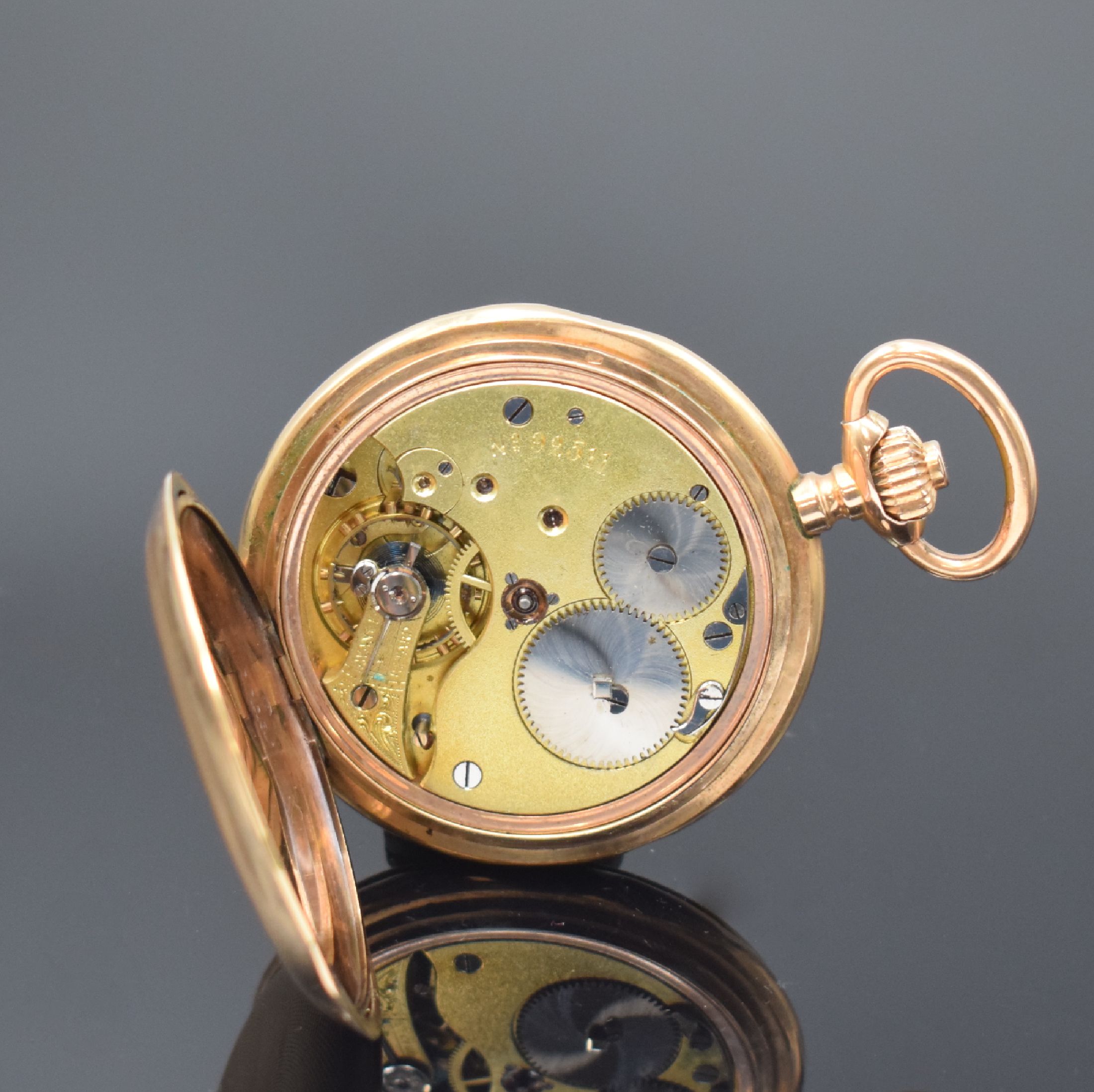 Detail g: Herrensavonette in RG 585/000, Schweiz um 1915, Geh. dell., guill. Sprung- (m. Monogrammspiegel) u. Rückdeckel, Metallcuvette, Emailzifferbl. m. ...