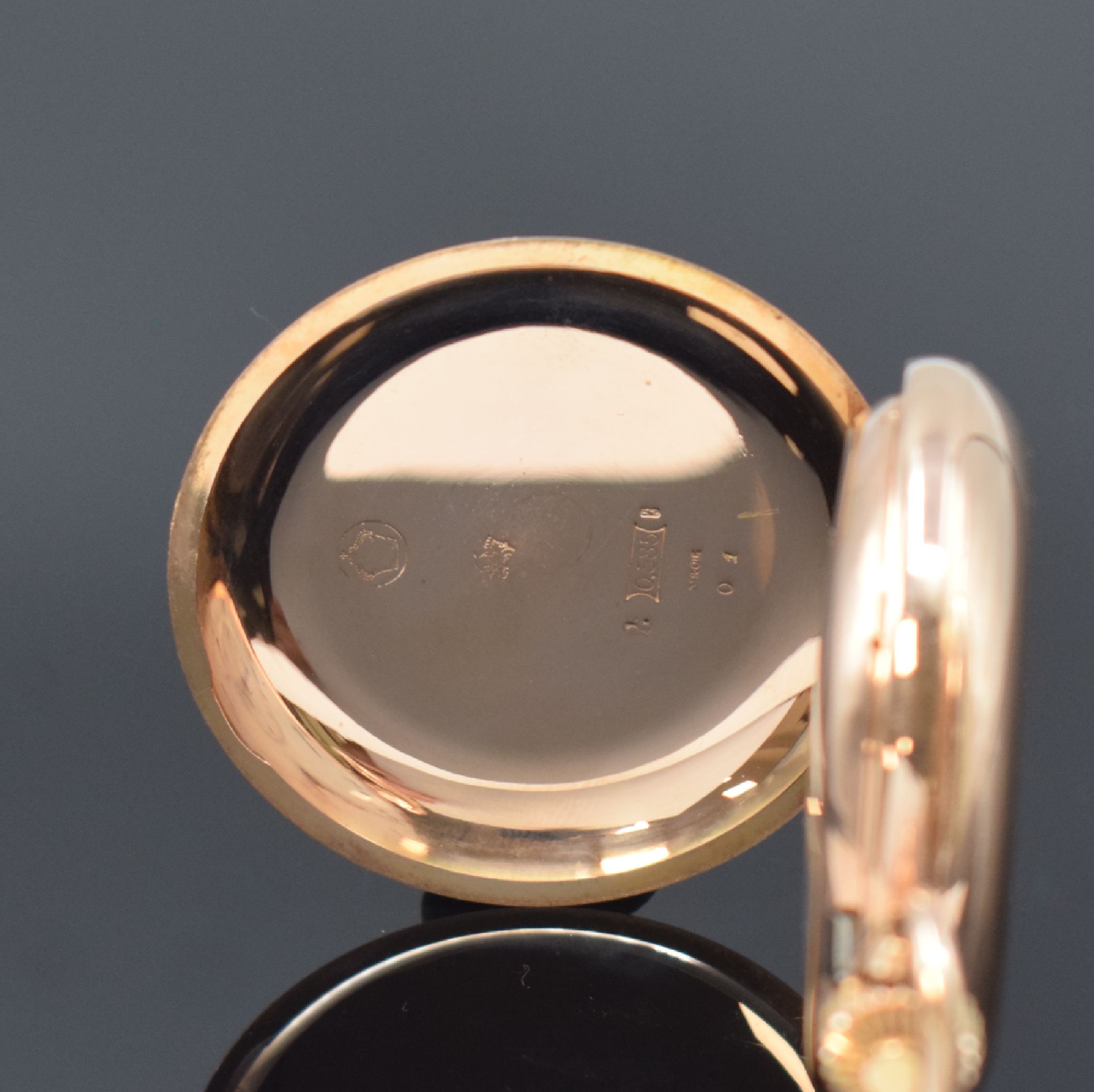 Detail a: Herrensavonette in RG 585/000, Schweiz um 1915, glattes Geh. dell., verg. Cuvette m. Widmung, Emailzifferbl. m. arab. Zahlen, gold. Zeiger, kl. sek. ...