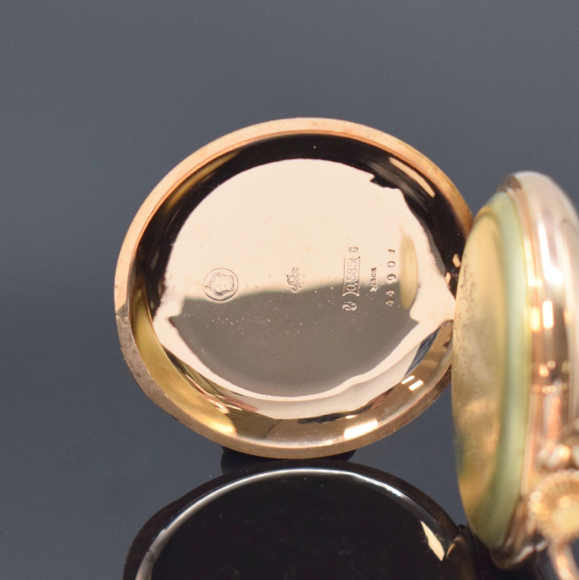 Detail c: Herrensavonette in RG 585/000, Schweiz um 1915, glattes Geh. dell., verg. Cuvette m. Widmung, Emailzifferbl. m. arab. Zahlen, gold. Zeiger, kl. sek. ...