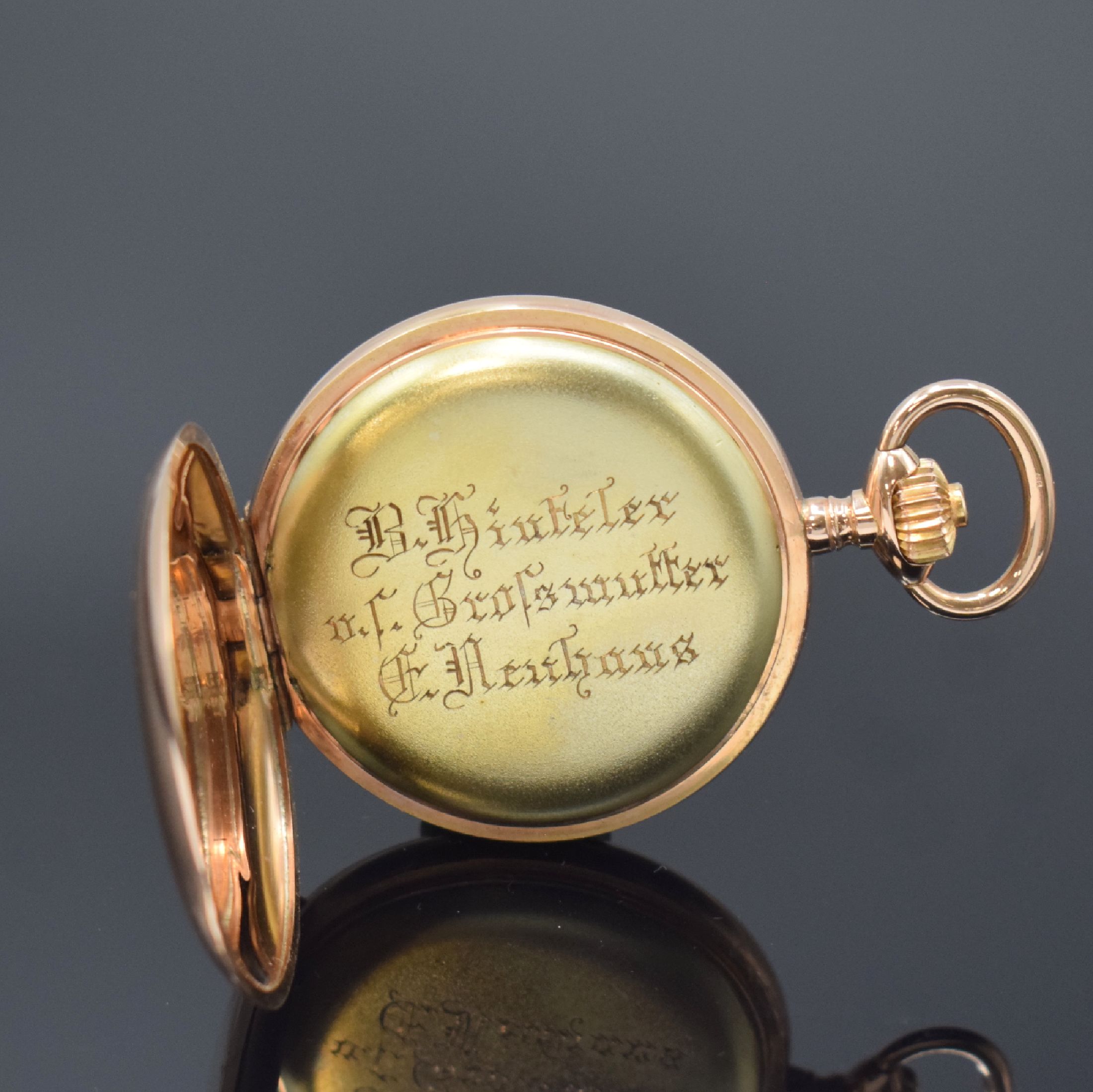 Detail d: Herrensavonette in RG 585/000, Schweiz um 1915, glattes Geh. dell., verg. Cuvette m. Widmung, Emailzifferbl. m. arab. Zahlen, gold. Zeiger, kl. sek. ...