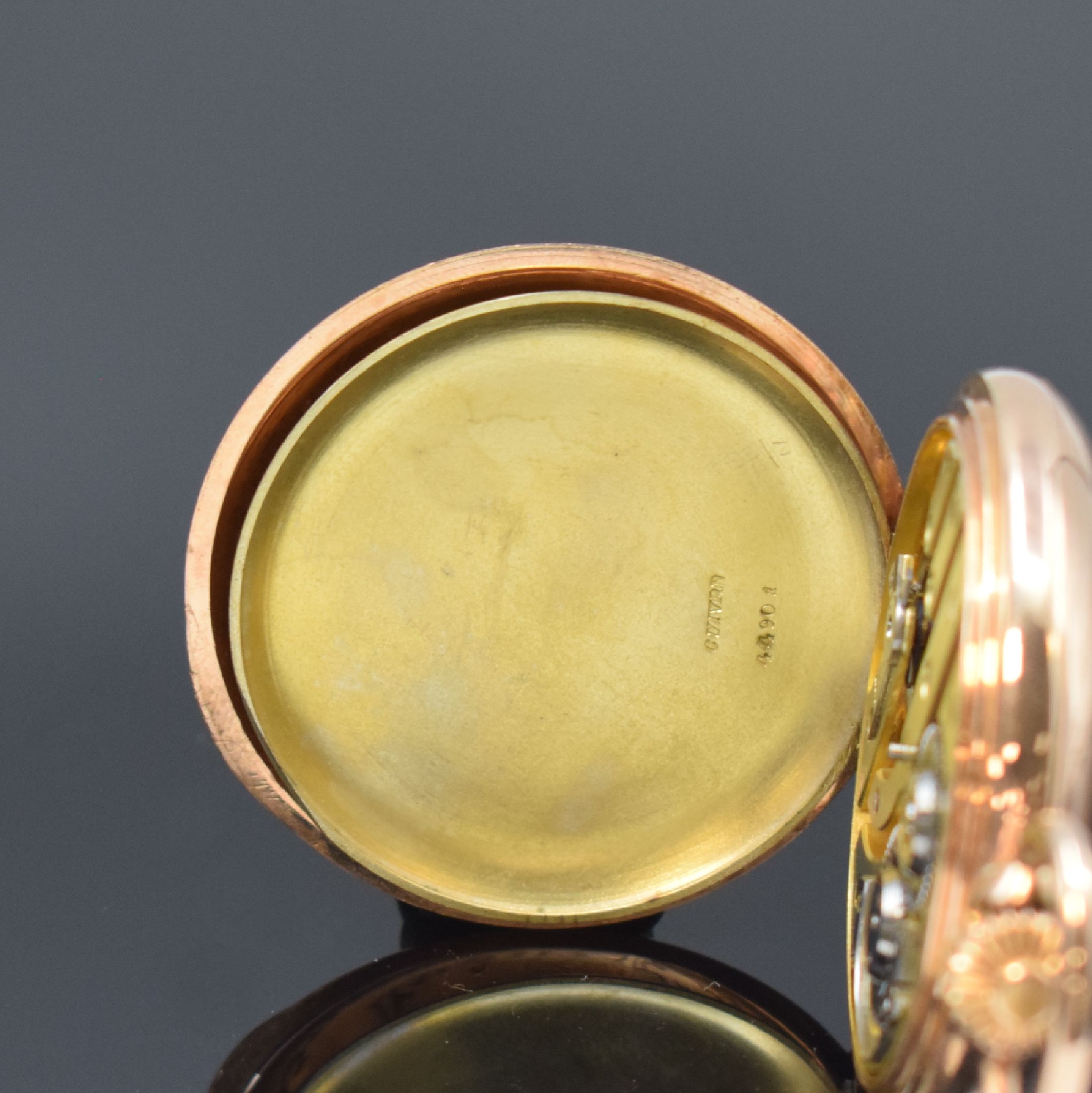 Detail e: Herrensavonette in RG 585/000, Schweiz um 1915, glattes Geh. dell., verg. Cuvette m. Widmung, Emailzifferbl. m. arab. Zahlen, gold. Zeiger, kl. sek. ...