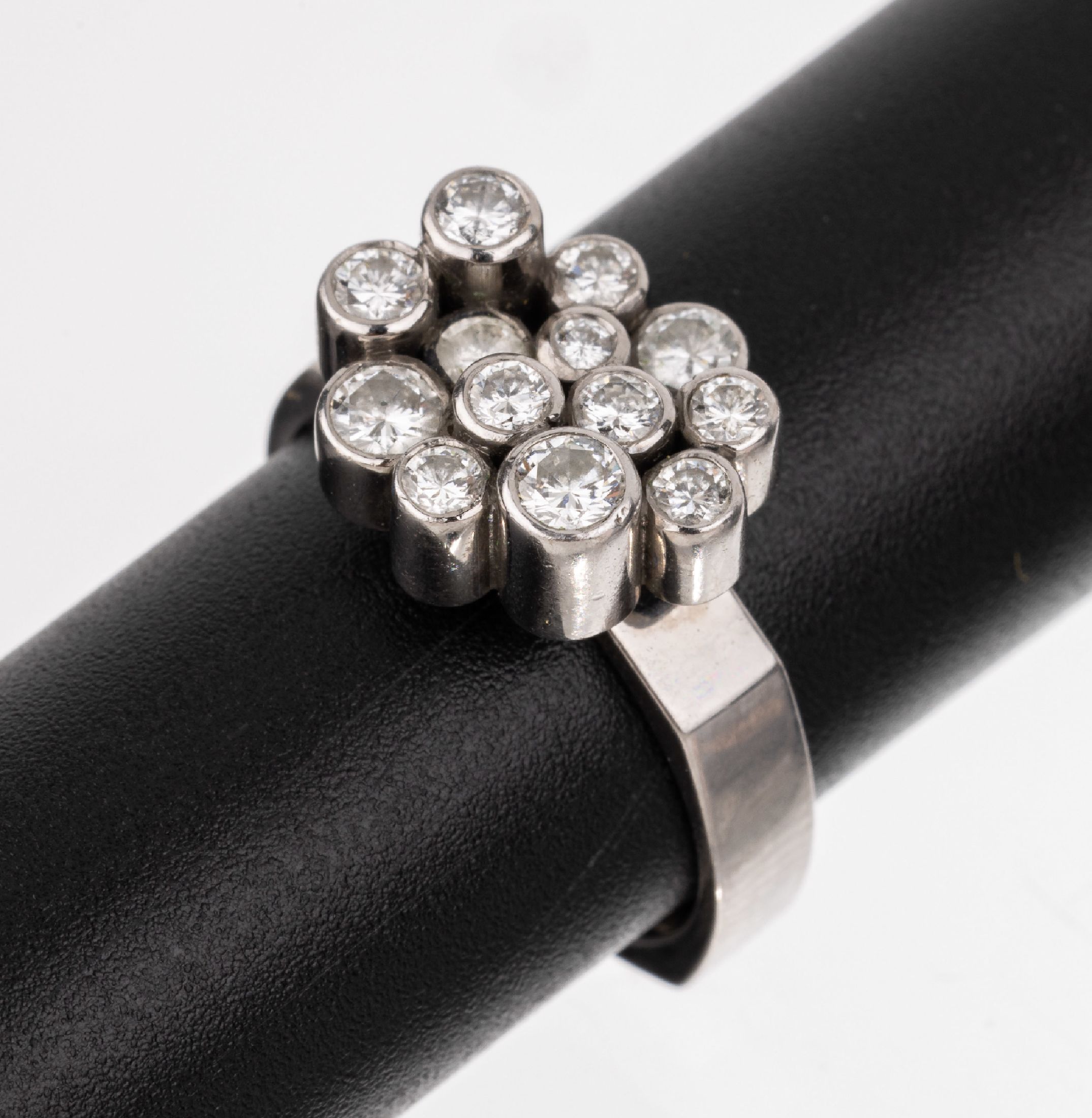 Detail a: 18 kt Gold Brillant-Ring, WG 750/000, außergewöhnliche Gestaltung, Ringkopf in mehreren Ebenen mit 13 Brillanten zus. ca. 0.90 ct Weiß/p, RW 50, ...