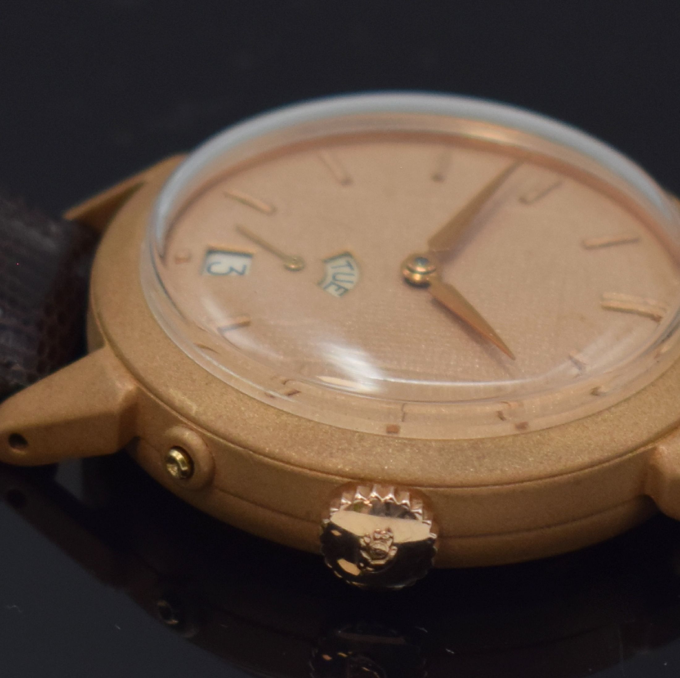 Detail d: MOVADO Hammerautomatik Armbanduhr in RG 750/000, Schweiz um 1950, später mattiertes FB-Geh. und Zifferbl., Boden verschr., orig. Krone, gold. ...