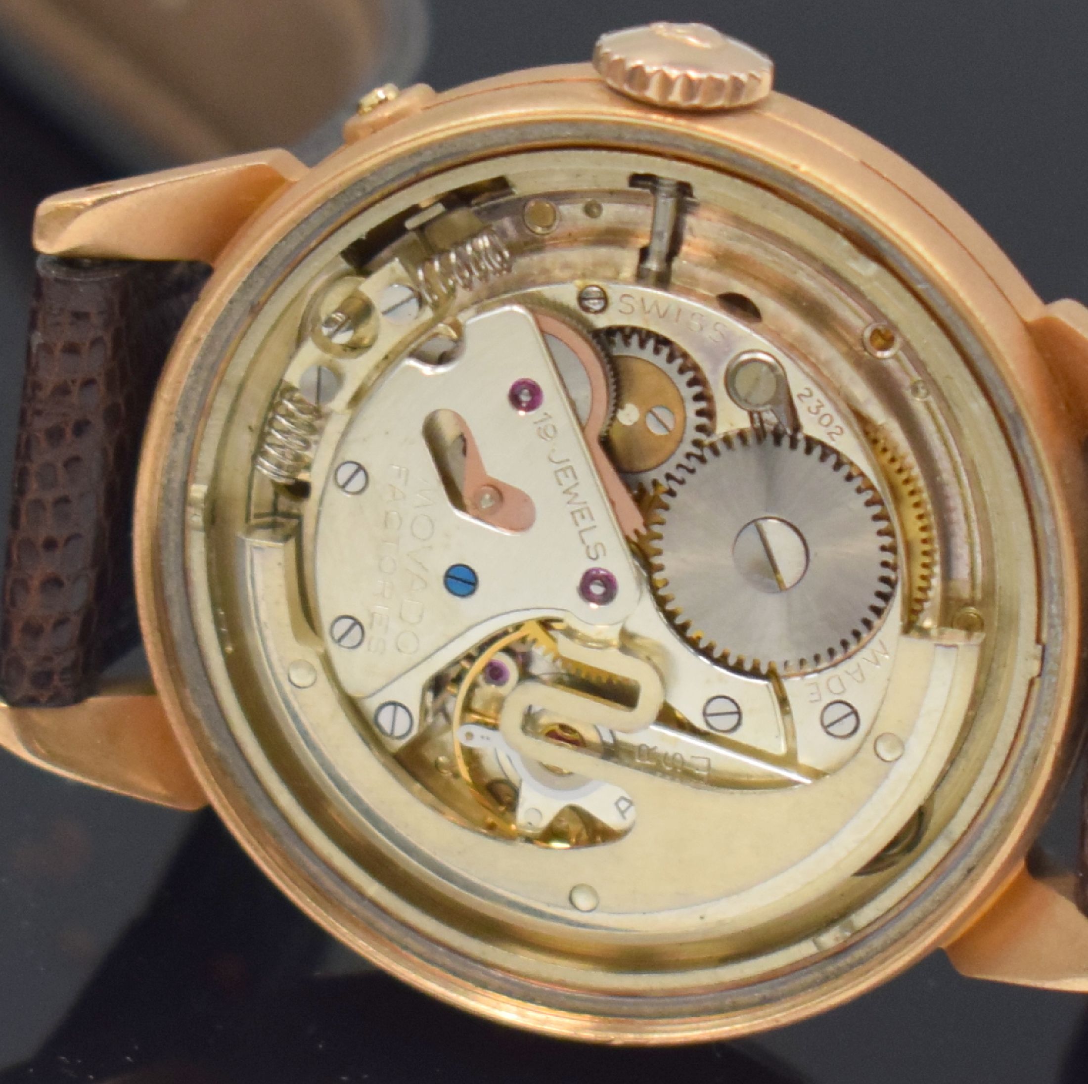 Detail e: MOVADO Hammerautomatik Armbanduhr in RG 750/000, Schweiz um 1950, später mattiertes FB-Geh. und Zifferbl., Boden verschr., orig. Krone, gold. ...