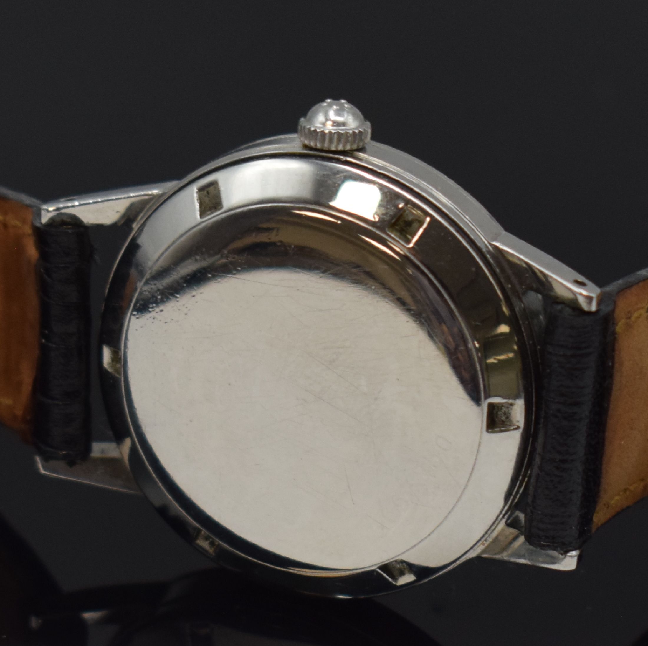Detail d: OMEGA / ETERNA 2 Armbanduhren in Stahl, Schweiz um 1935 / 1955, Handaufzug / Automatik, 1.) rechteck. OMEGA, gedr. Geh., schwarz. Zifferbl. rest., ...