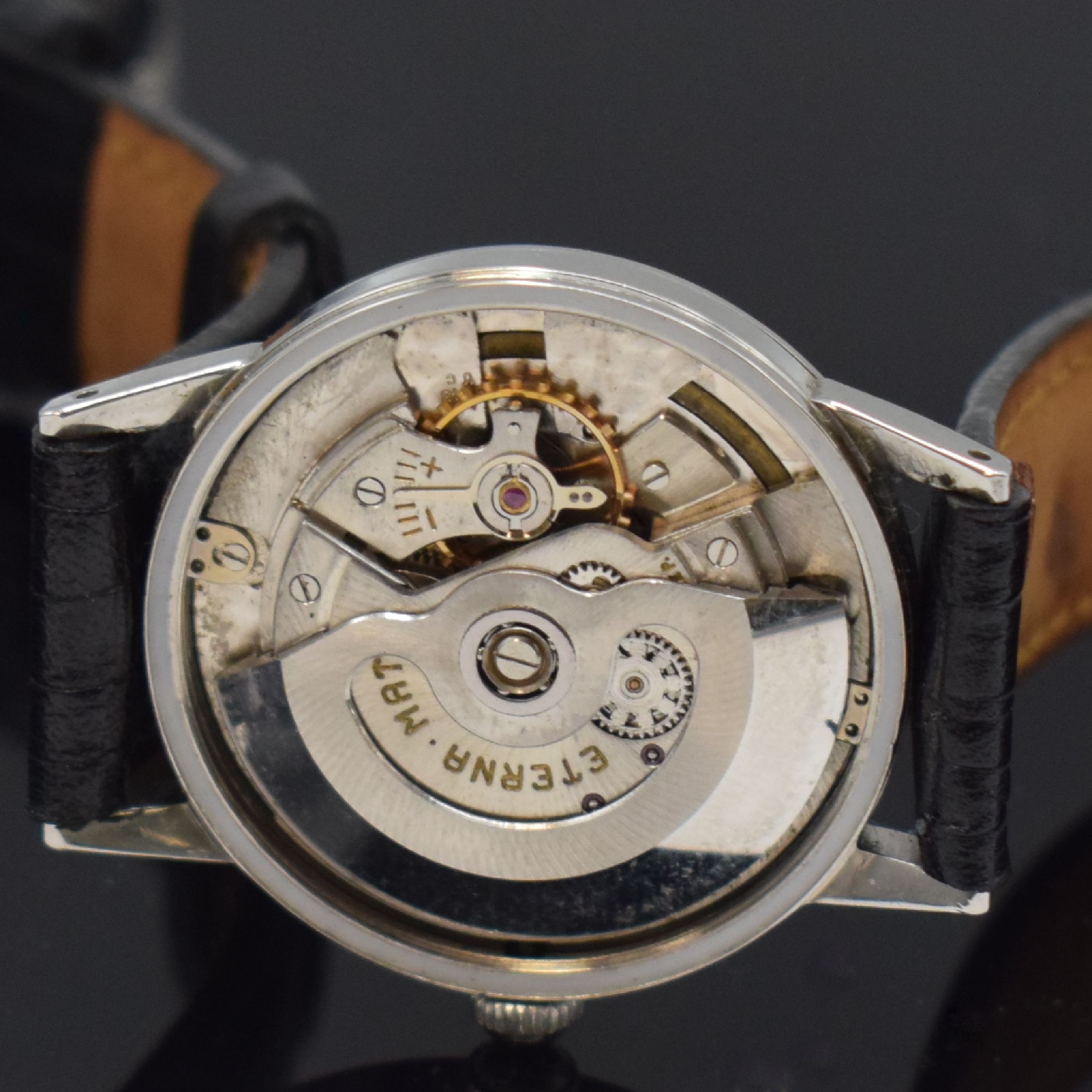 Detail f: OMEGA / ETERNA 2 Armbanduhren in Stahl, Schweiz um 1935 / 1955, Handaufzug / Automatik, 1.) rechteck. OMEGA, gedr. Geh., schwarz. Zifferbl. rest., ...
