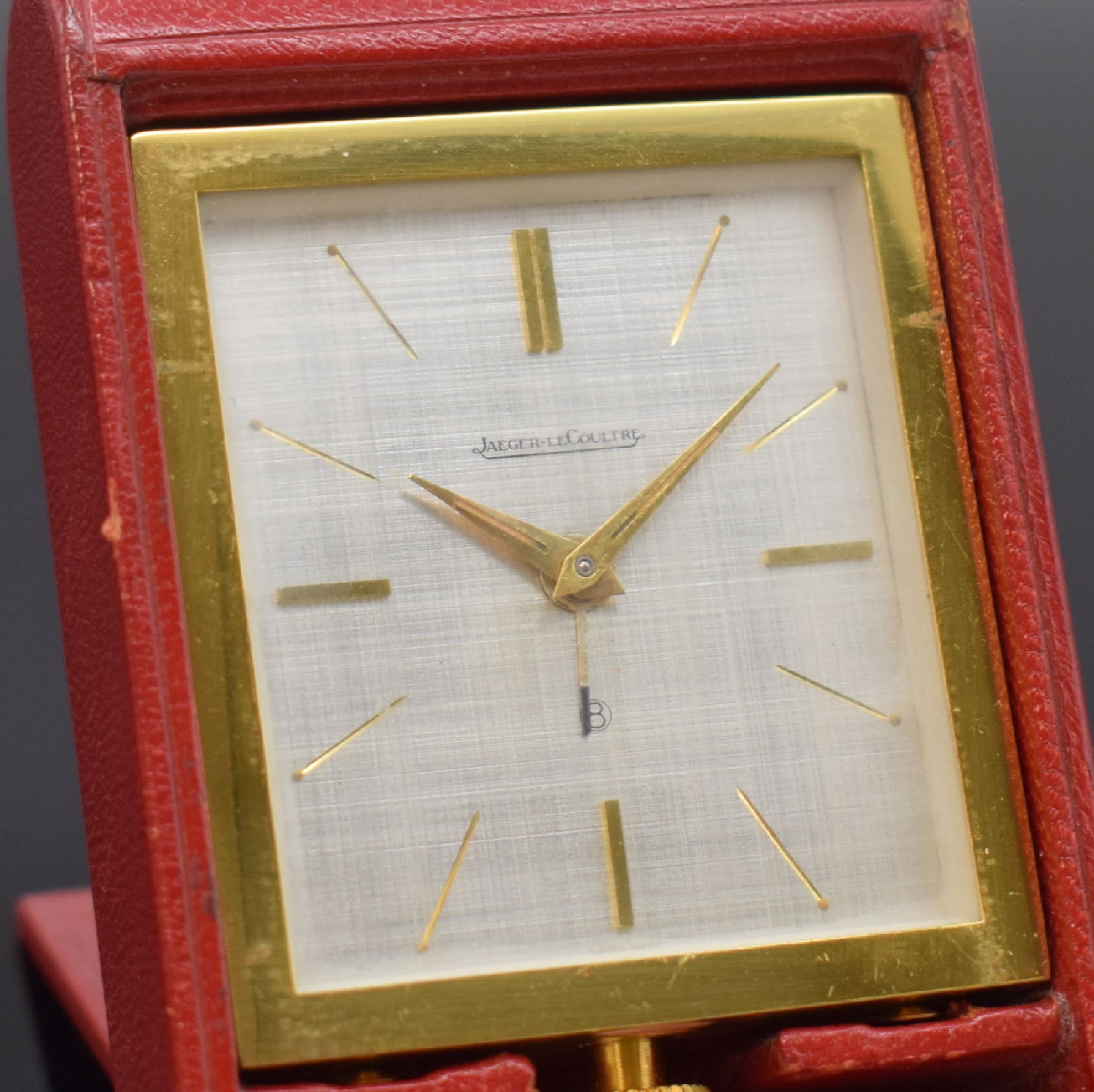 Detail a: Jaeger-LeCoultre 8-Tage Reisewecker, Schweiz um 1960, aufstellbares Klappetui m. rotem Leder bezogen, verg. Geh., silb. Schraffur- Zifferbl., gold. ...