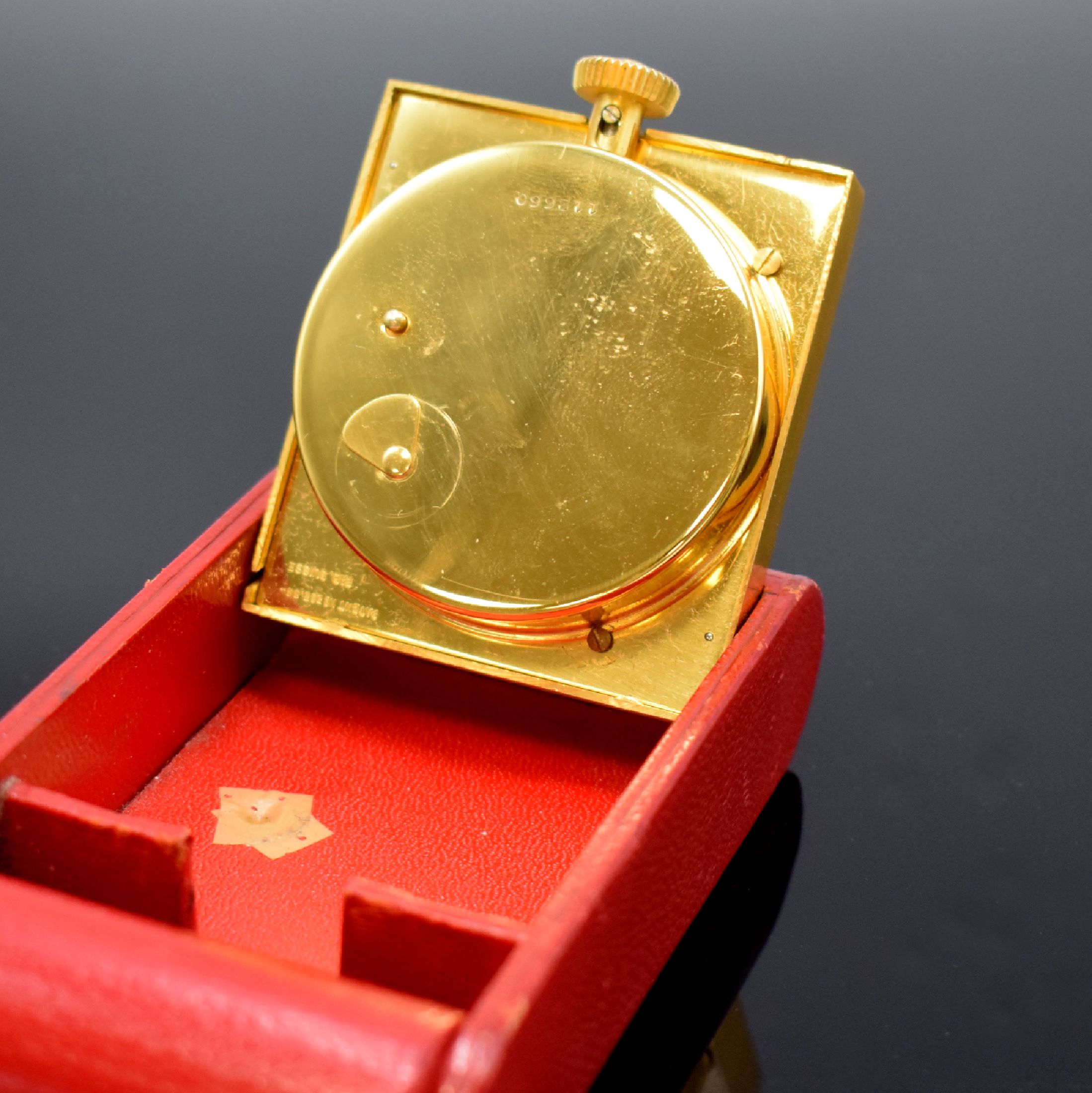 Detail c: Jaeger-LeCoultre 8-Tage Reisewecker, Schweiz um 1960, aufstellbares Klappetui m. rotem Leder bezogen, verg. Geh., silb. Schraffur- Zifferbl., gold. ...