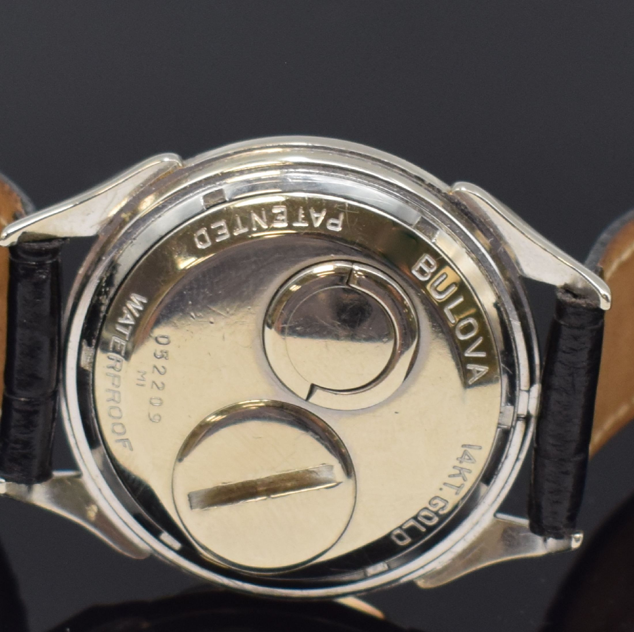 Detail d: BULOVA Accutron seltene Armbanduhr in WG 585/000, USA um 1965, Stimmgabelschwinger, verschr. Geh., rücks. Batteriefach u. Zeigerstellung, silb. ...