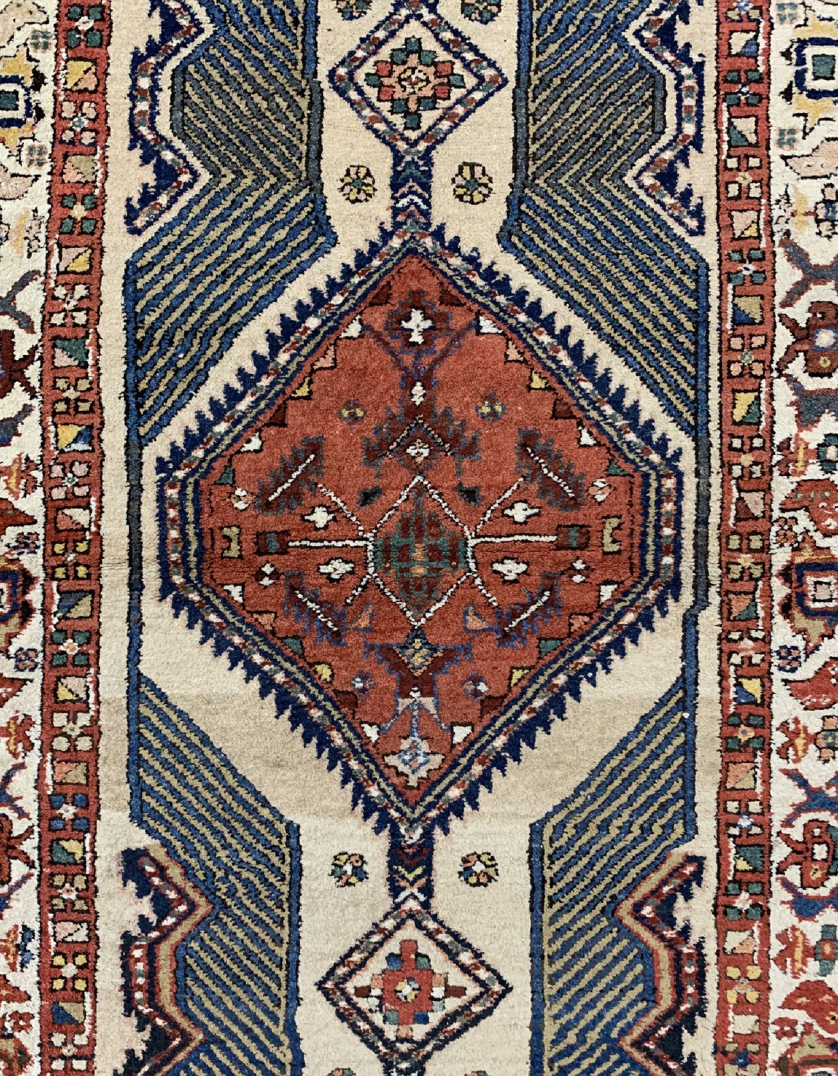Detail c: Antiker Sarab, Persien, um 1900 , Wolle auf Wolle, ca. 265 x 114 cm, EHZ: 2