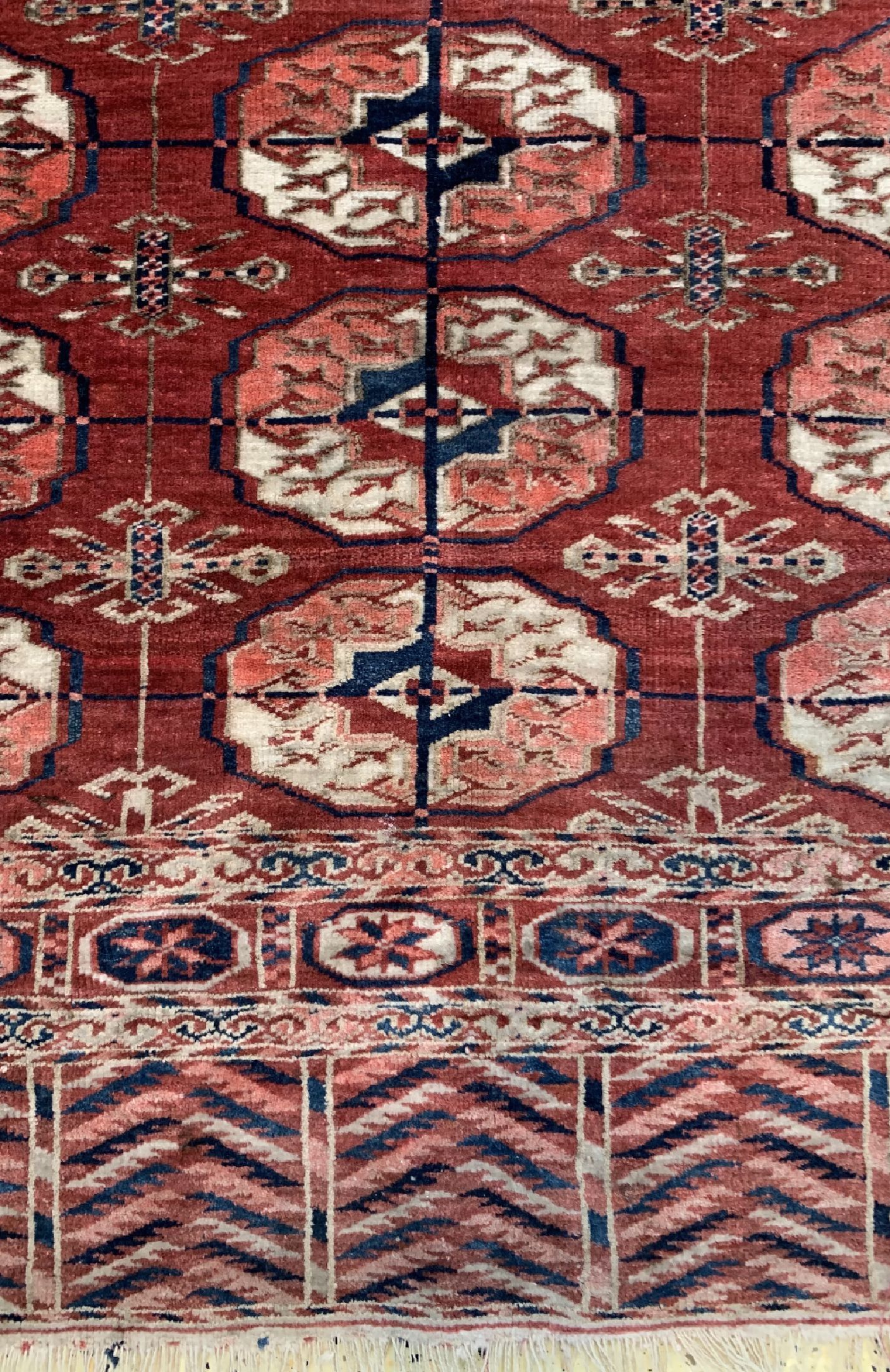Detail b: Antiker Tekke Herdteppich, Turkmenistan, 19.Jhd, Wolle auf Wolle, ca. 122 x 126 cm, EHZ: 3