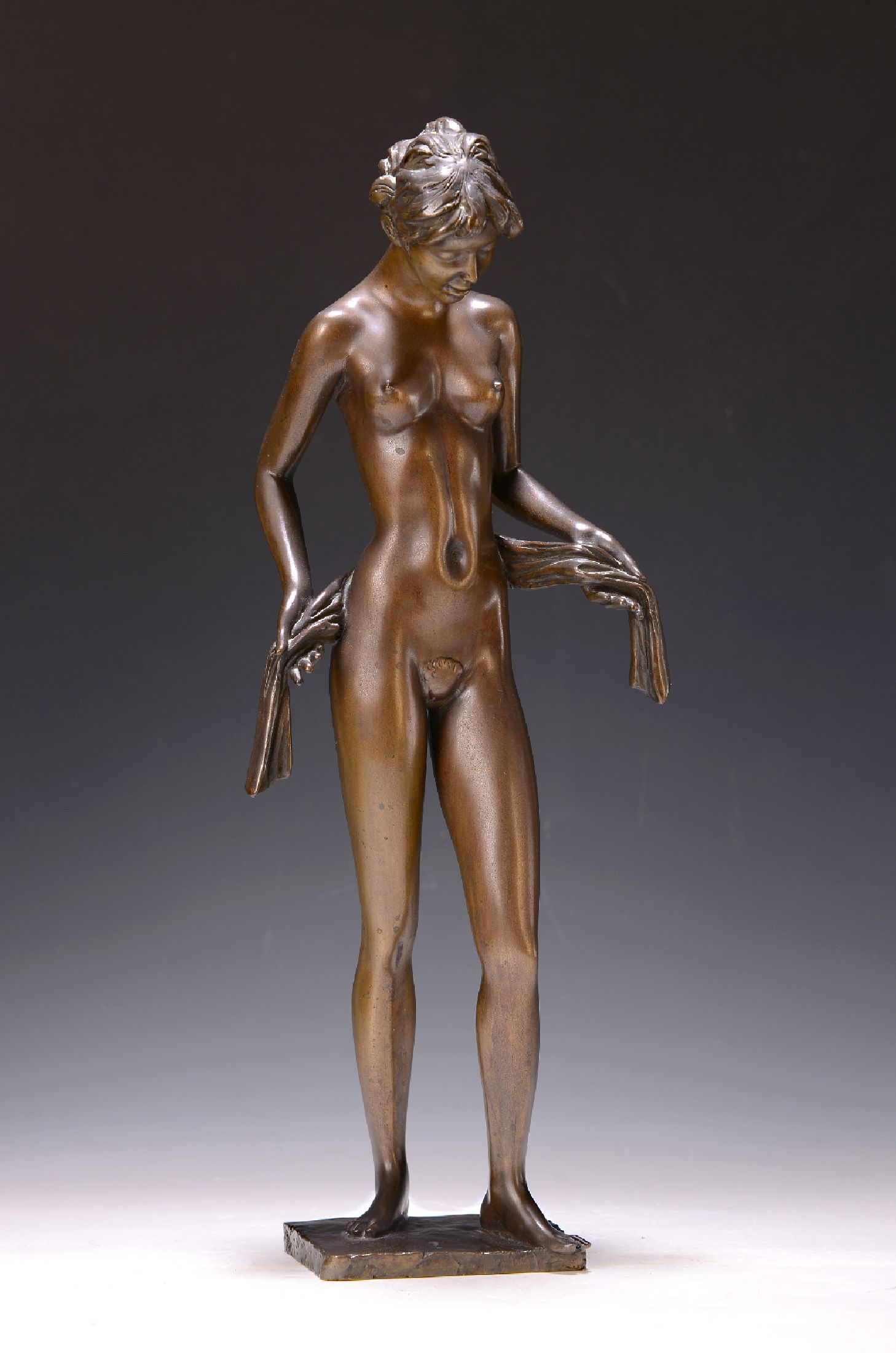 Prof. Erwin A. Schinzel, 1919-2018 Augsburg, Bronzeskulptur: "Junges Mädchen mit Tuch", monogr., Gießerstempel H&G, num. 88/450, H. ca. ...