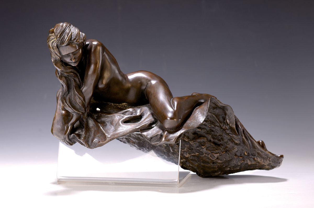 Kay Winkler, 1956 Kirchheim unter Teck, Bronzeskulptur: "Eva II", 1983, limit. Auflage num. 26/99 und datiert, ca. 16x40 cm