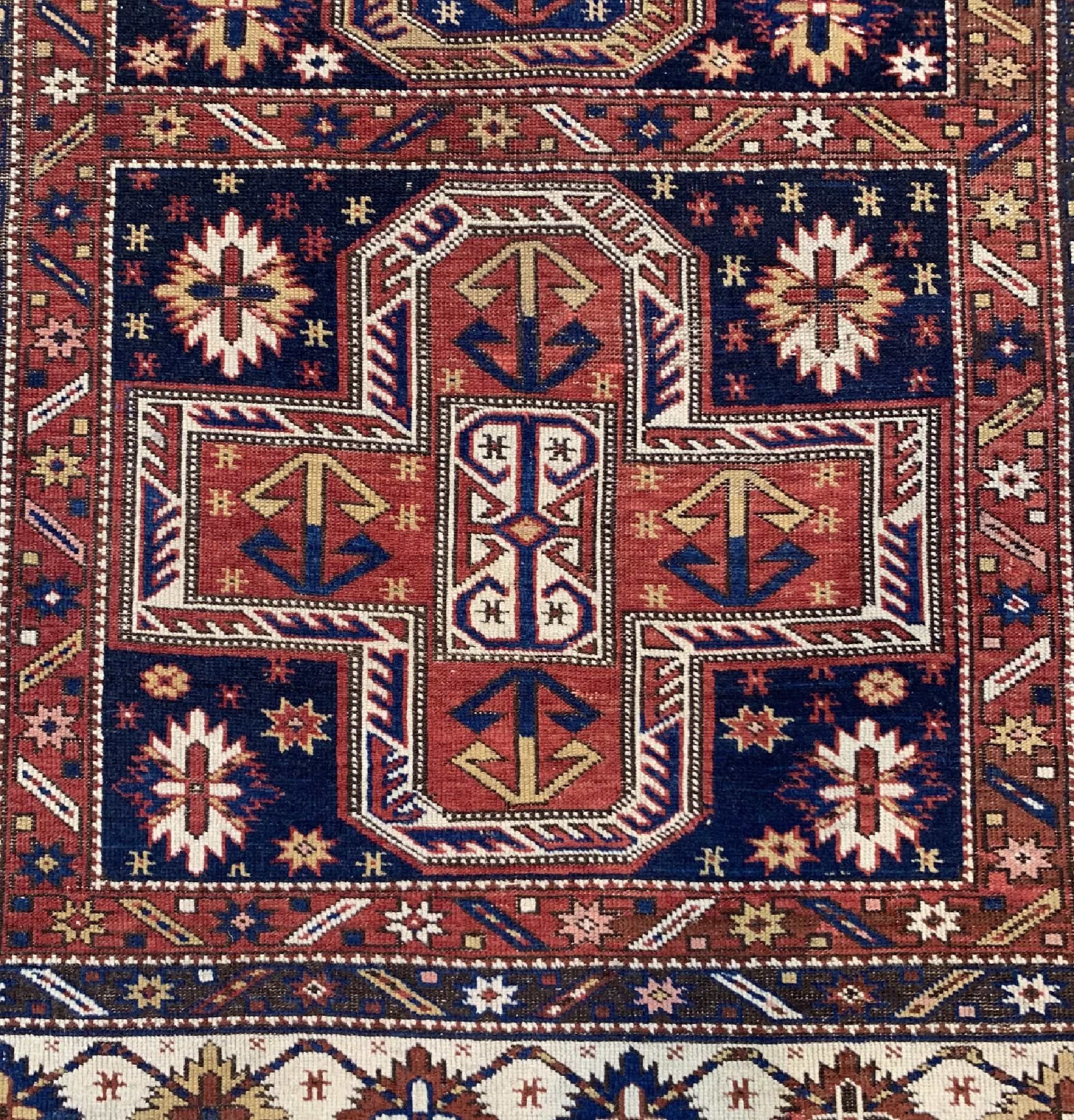 Detail a: Antiker Schirwan, Kaukasus, 19.Jhd, Wolle auf Wolle, ca. 210 x 120 cm, EHZ: 2, (Restauriert)