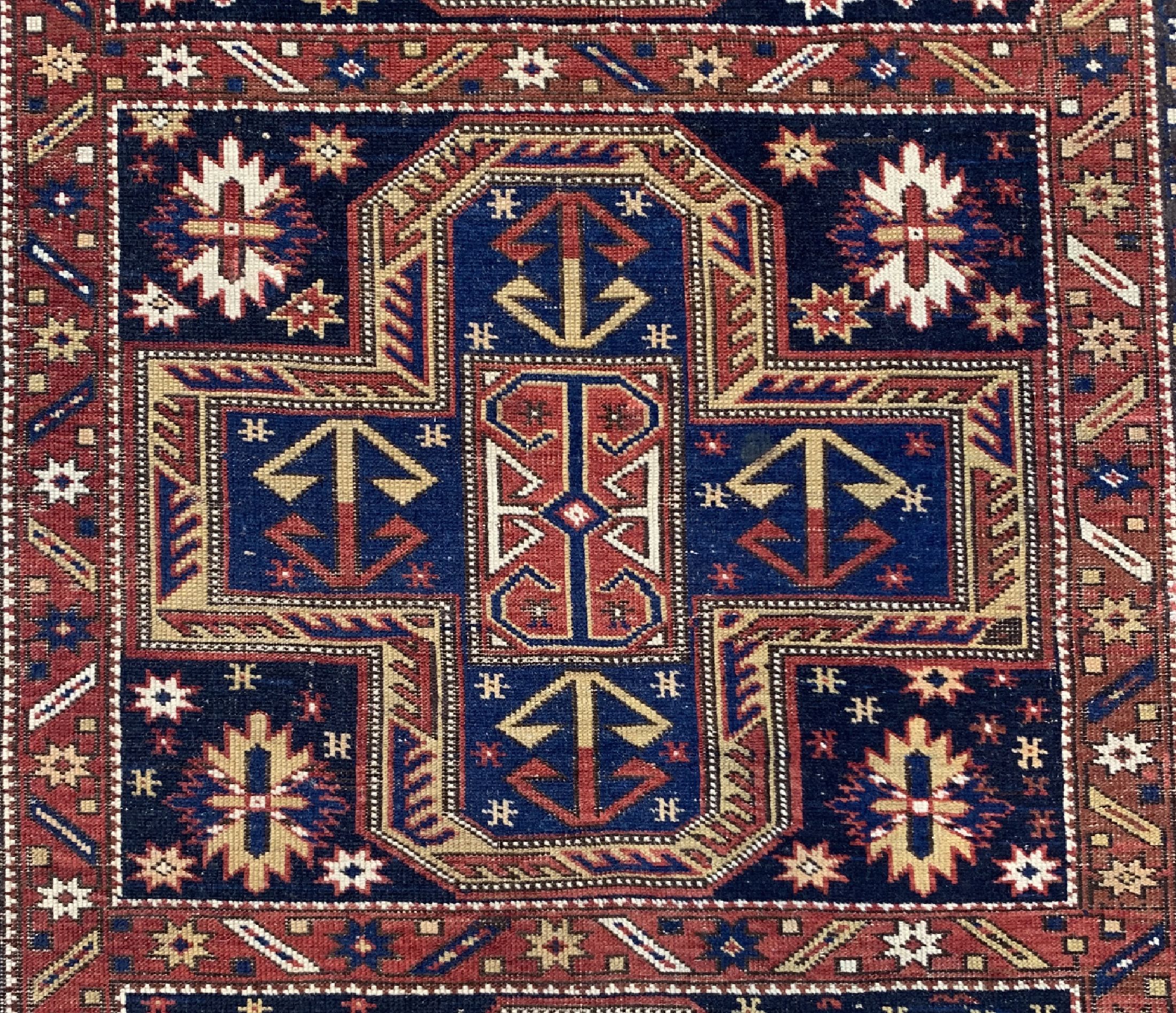 Detail b: Antiker Schirwan, Kaukasus, 19.Jhd, Wolle auf Wolle, ca. 210 x 120 cm, EHZ: 2, (Restauriert)