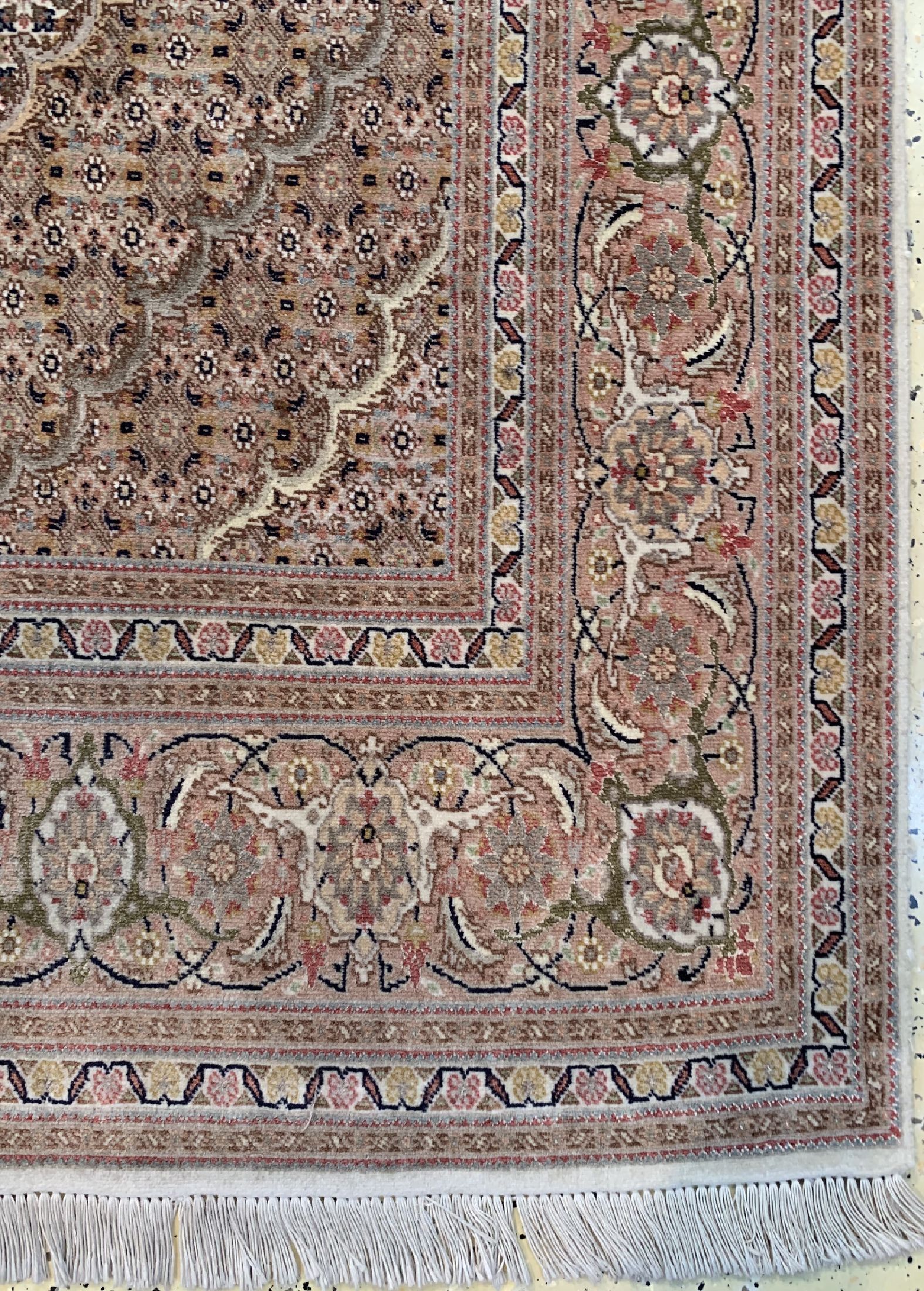 Detail a: Täbriz fein(50 Raj), Persien, ca. 50 Jahre,Korkwolle mit Seide, ca. 217 x 152 cm, verblasst, EHZ: 2