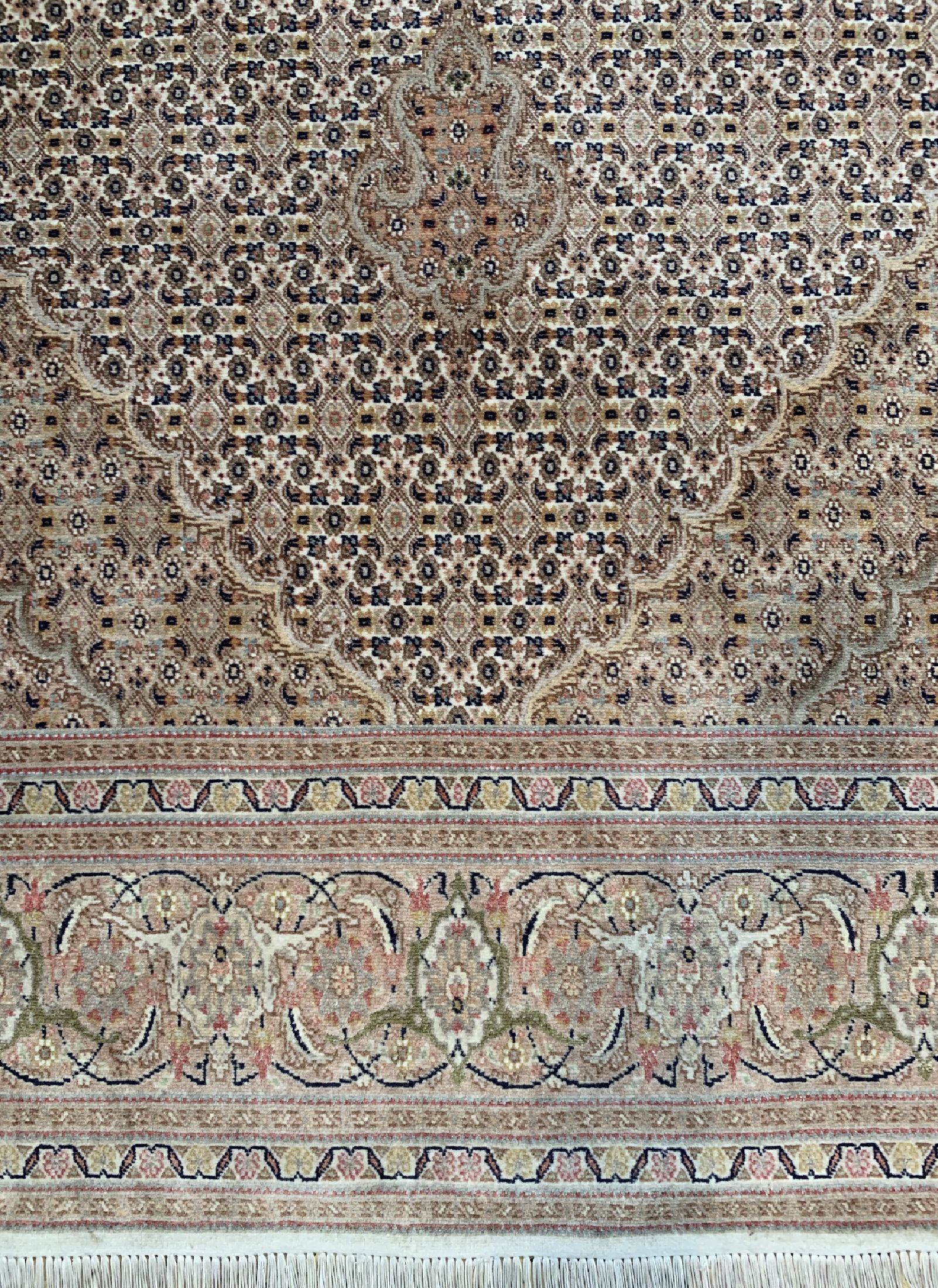 Detail b: Täbriz fein(50 Raj), Persien, ca. 50 Jahre,Korkwolle mit Seide, ca. 217 x 152 cm, verblasst, EHZ: 2