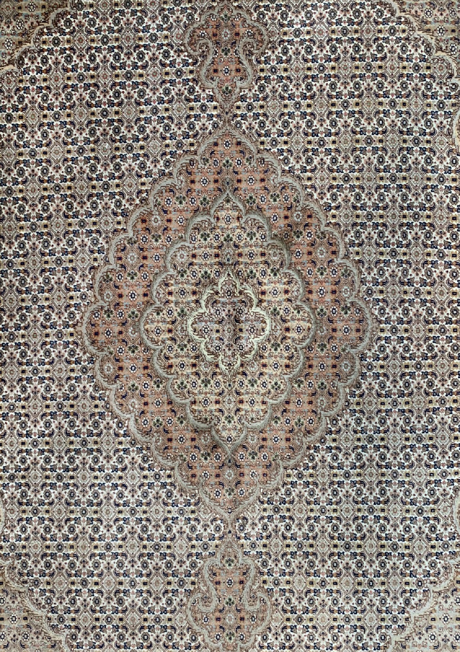 Detail c: Täbriz fein(50 Raj), Persien, ca. 50 Jahre,Korkwolle mit Seide, ca. 217 x 152 cm, verblasst, EHZ: 2