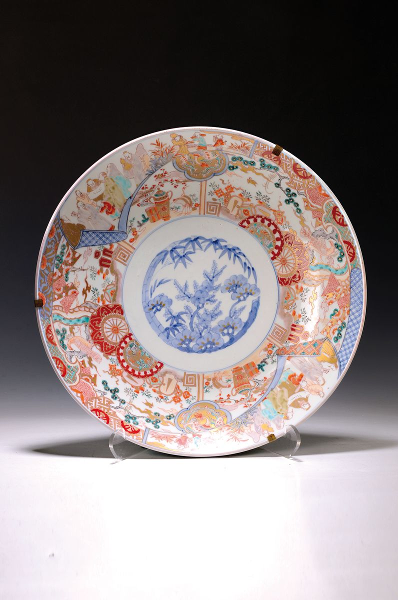 Großer Teller, Japan, um 1900/20, Porzellan, Unterglasur und Aufglasurbemalung, mythologische Darstellung, Goldstaffage, D. 46 cm
